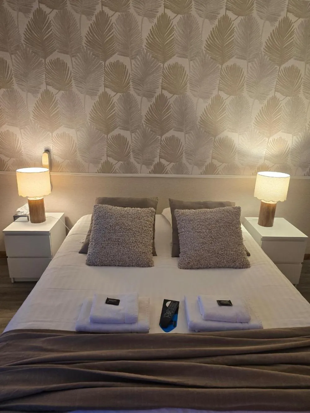 Bedroom, Bed in Hôtel L'ideal le Mountbatten