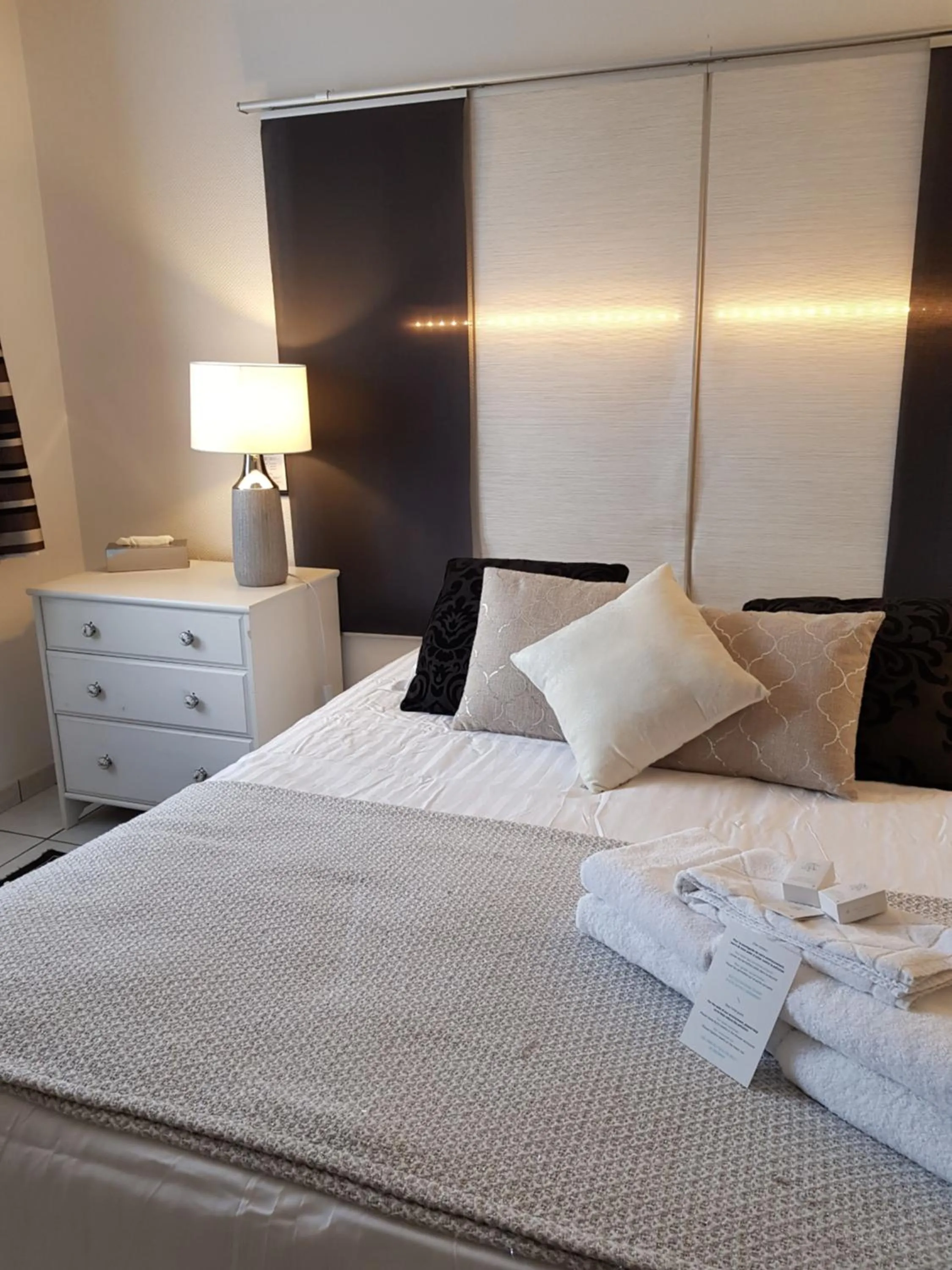 Photo of the whole room, Bed in Hôtel L'ideal le Mountbatten