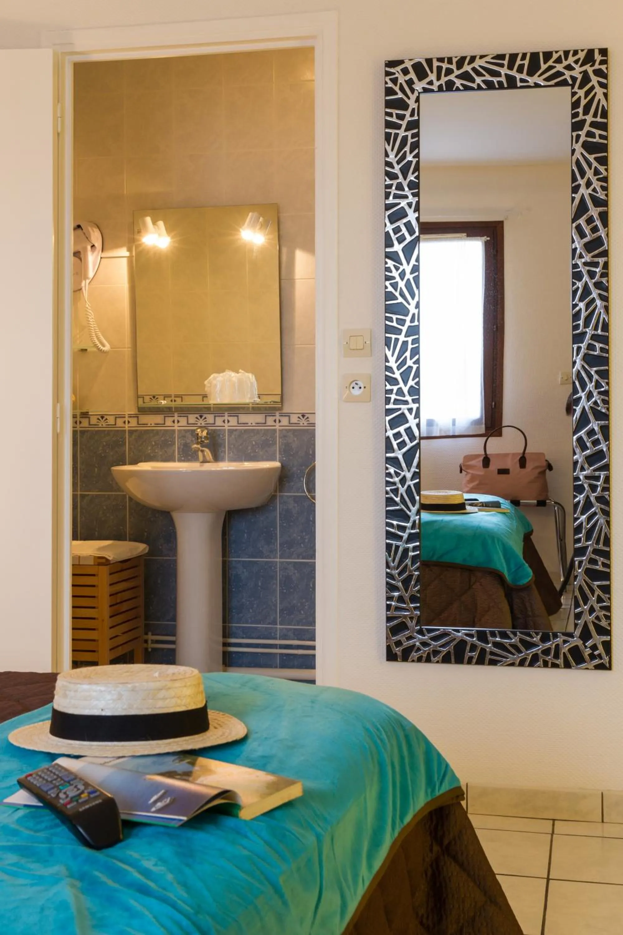 Bathroom, Bed in Hôtel L'ideal le Mountbatten