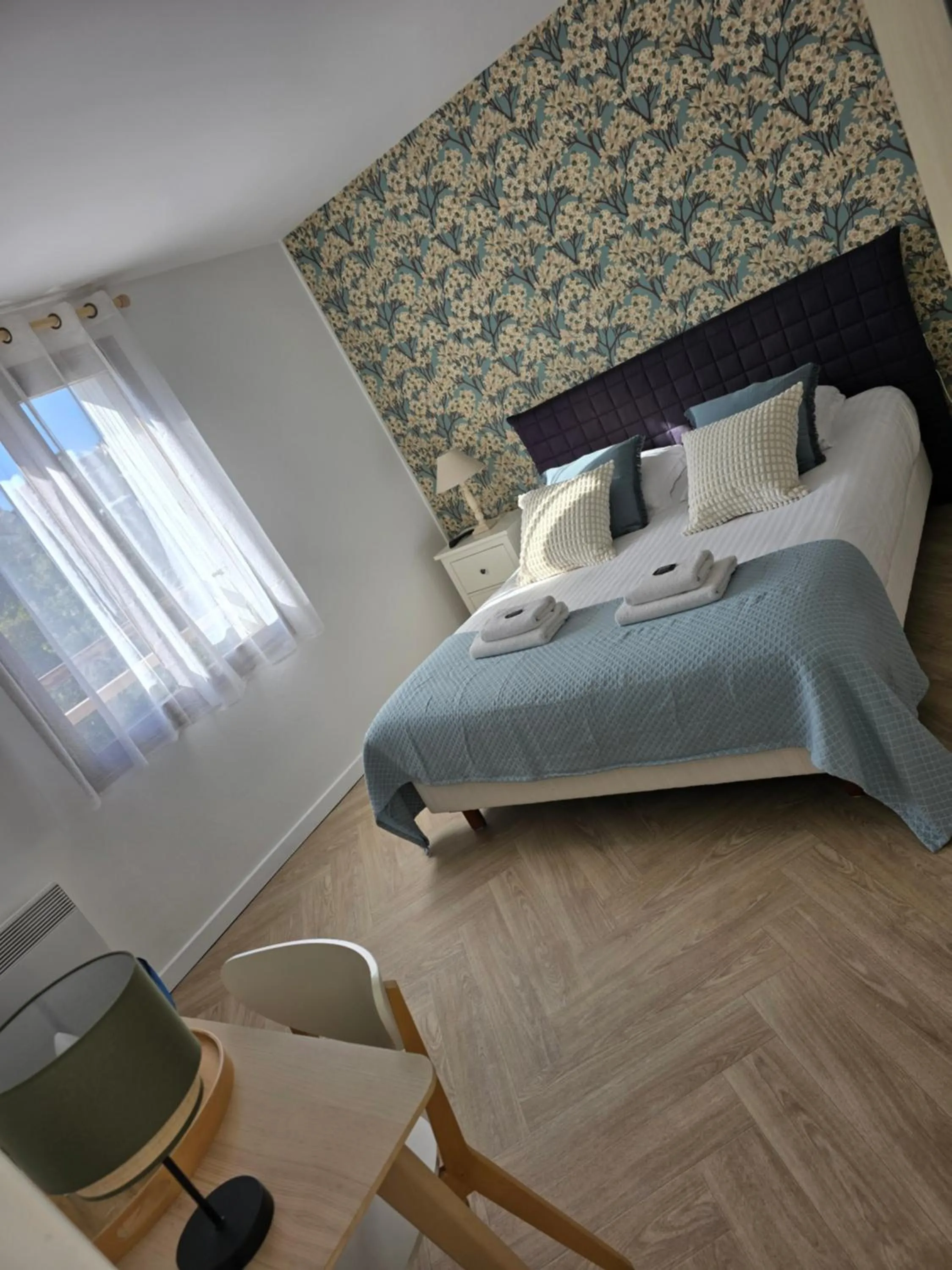 Bedroom, Bed in Hôtel L'ideal le Mountbatten