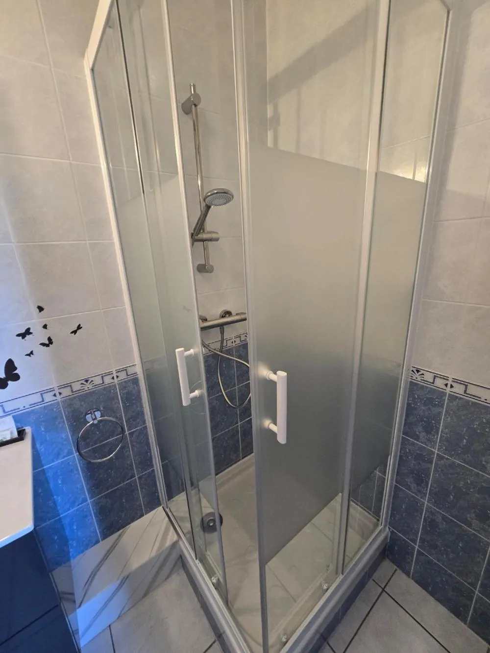 Bathroom in Hôtel L'ideal le Mountbatten