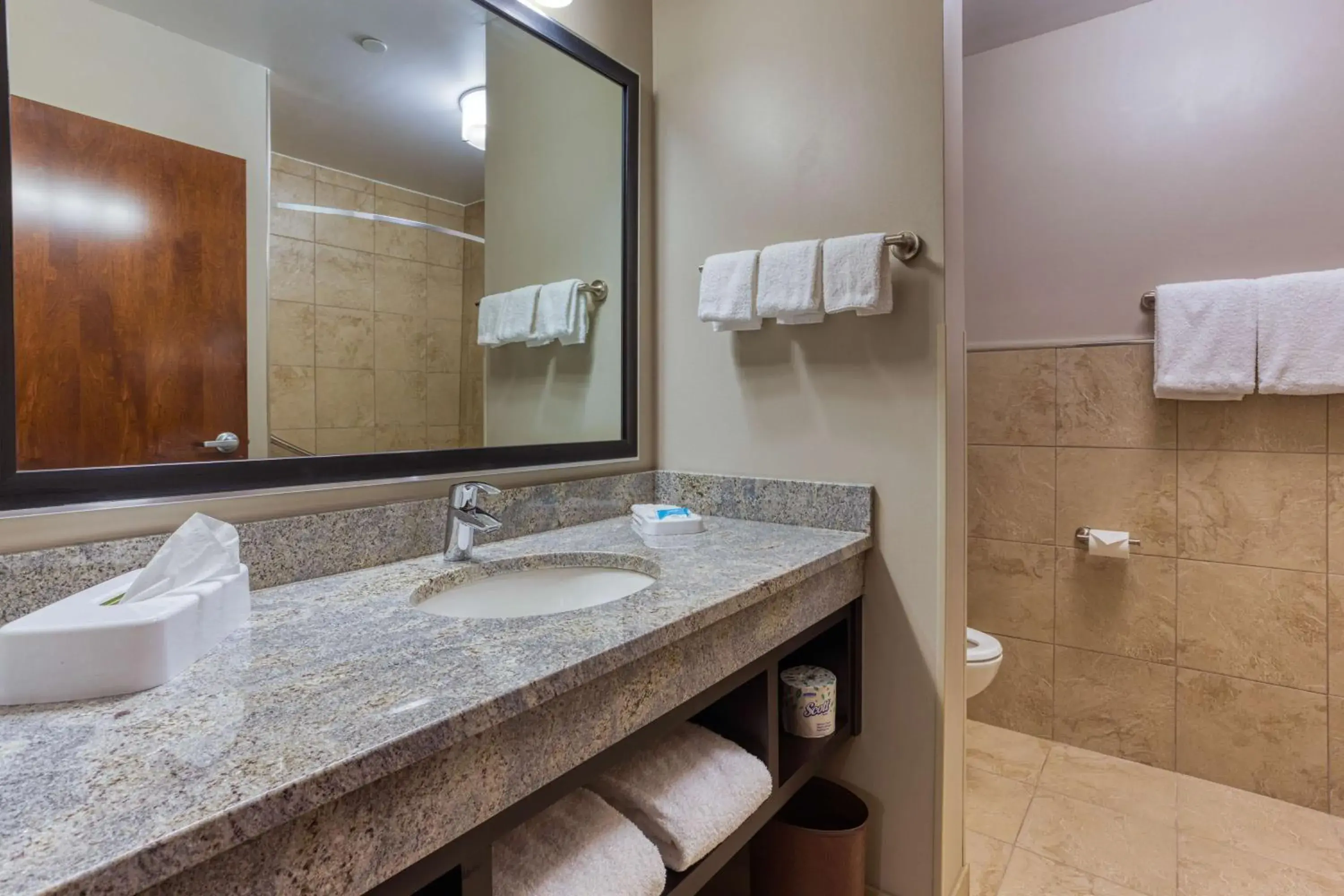 Deluxe King Suite in Drury Inn & Suites Cincinnati Northeast Mason Deluxe King Suite in Drury Inn & Suites Cincinnati Northeast Mason