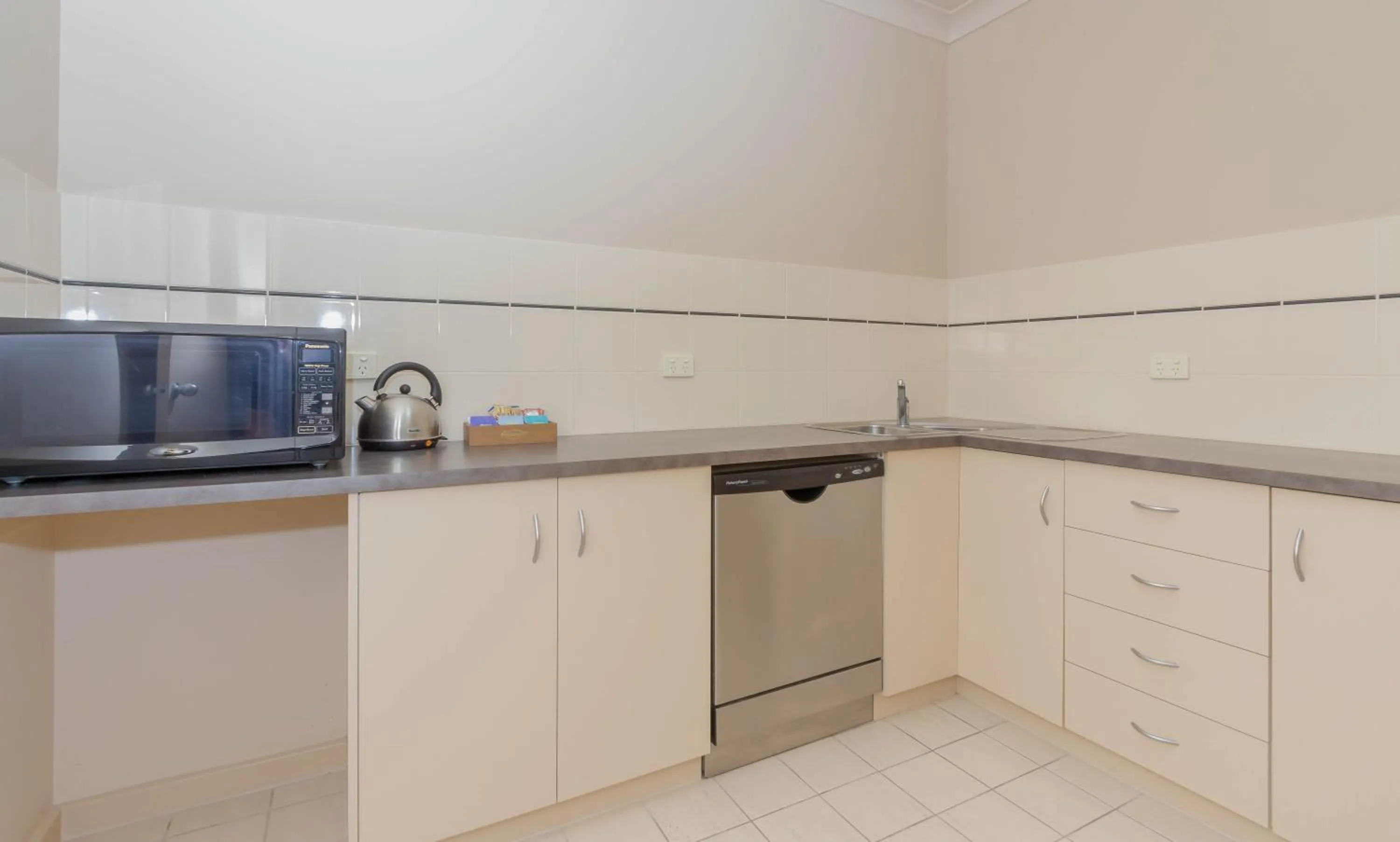 Coffee/tea facilities in McCracken Country Club