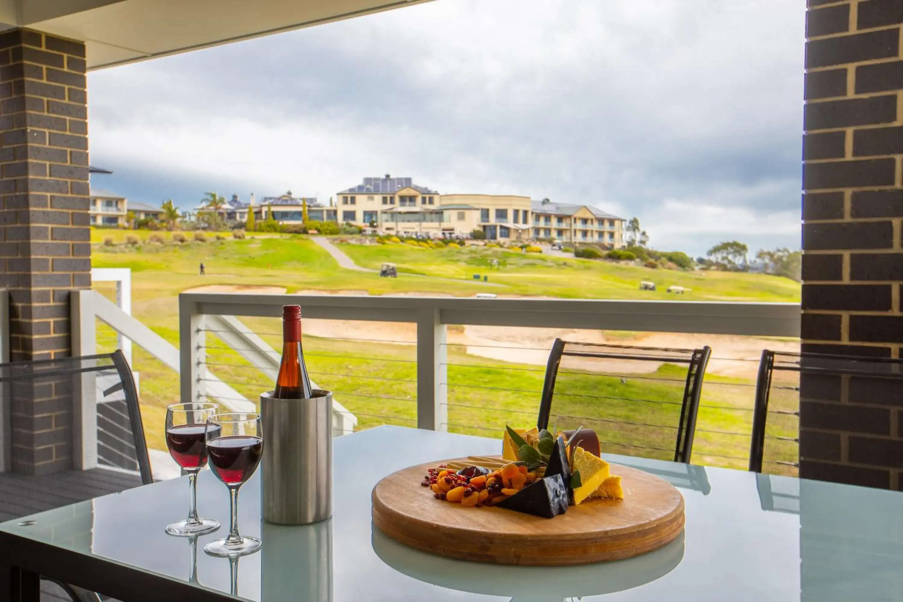 Property building in McCracken Country Club Property building in McCracken Country Club