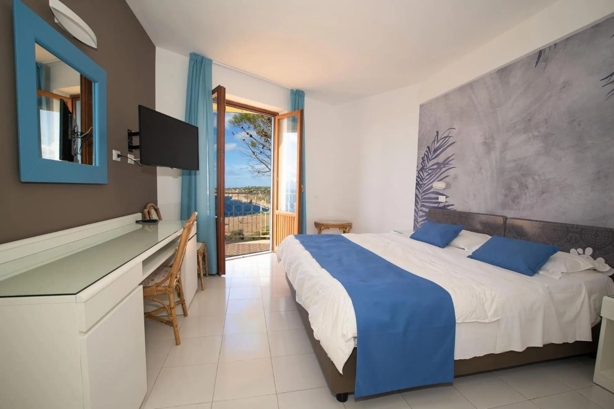 Bed in Perla Del Golfo Resort