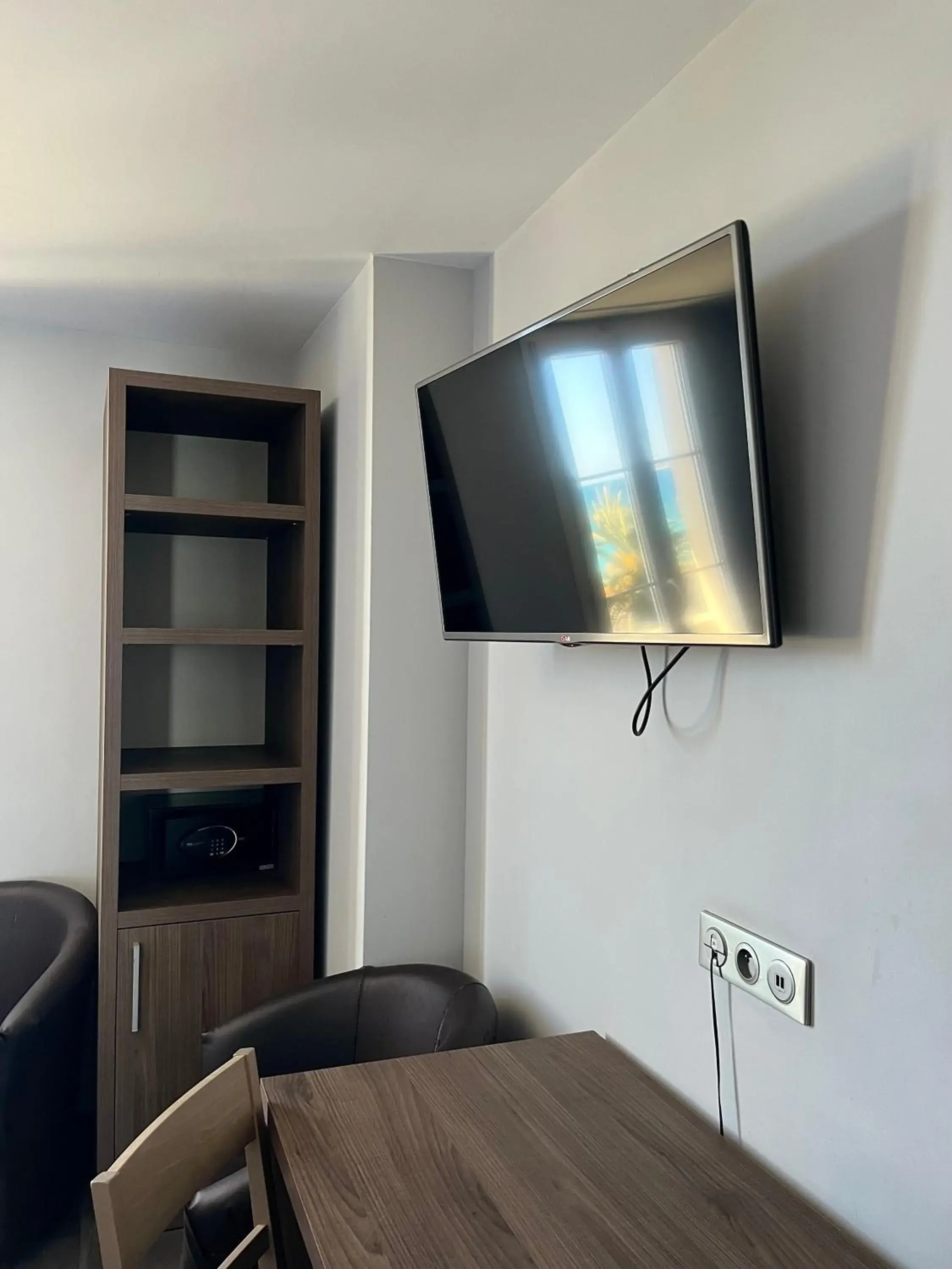 TV and multimedia, TV/Entertainment Center in Hotel Flots d'Azur