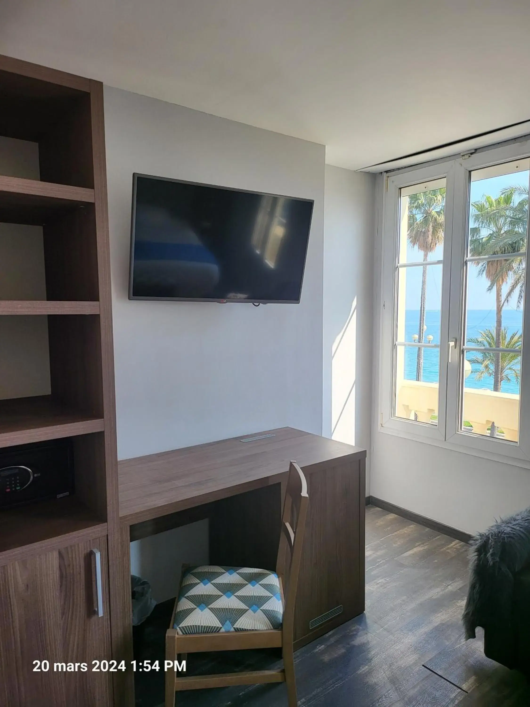 Sea view, TV/Entertainment Center in Hotel Flots d'Azur