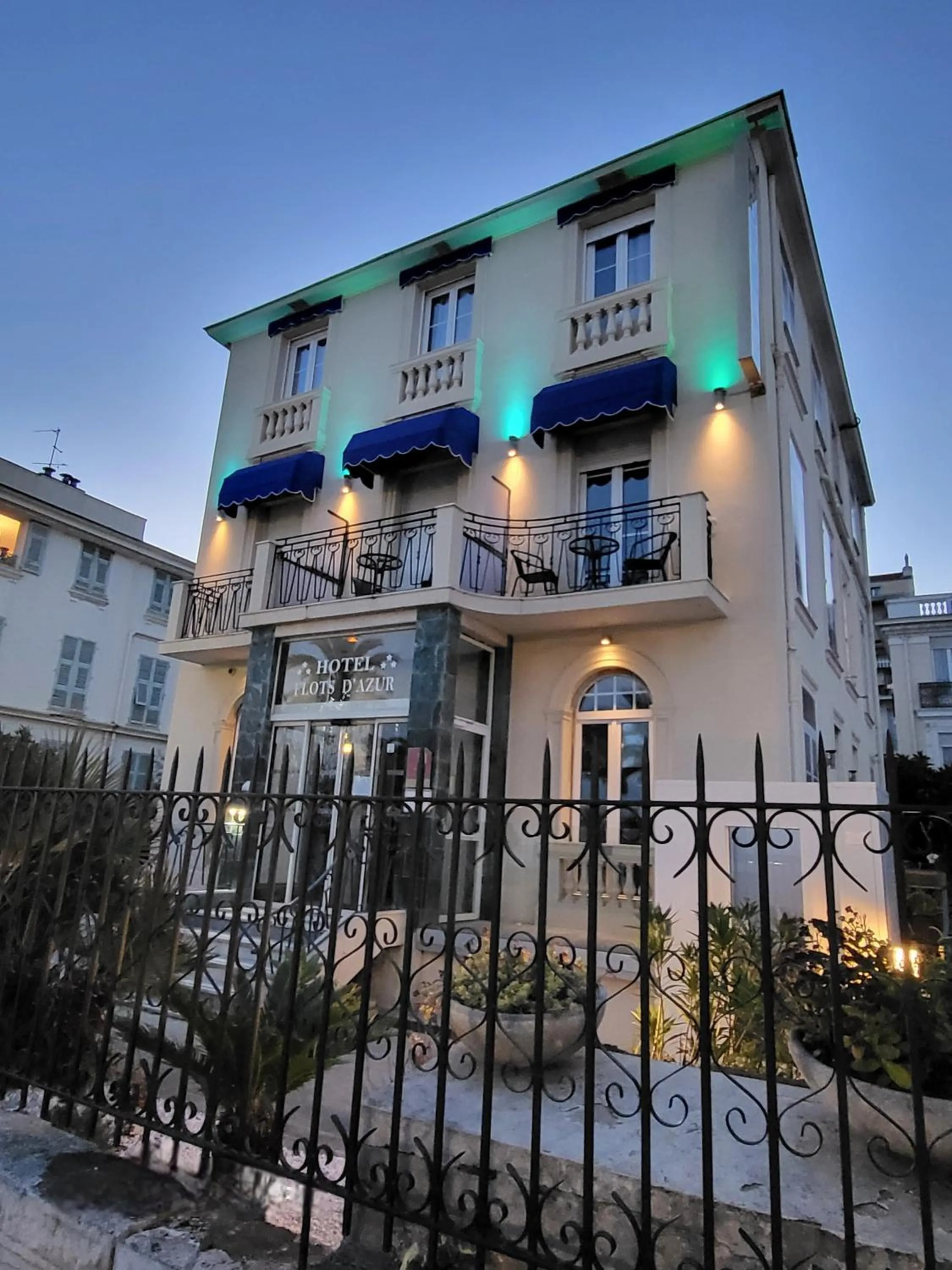 Property building in Hotel Flots d'Azur Promenade des Anglais
