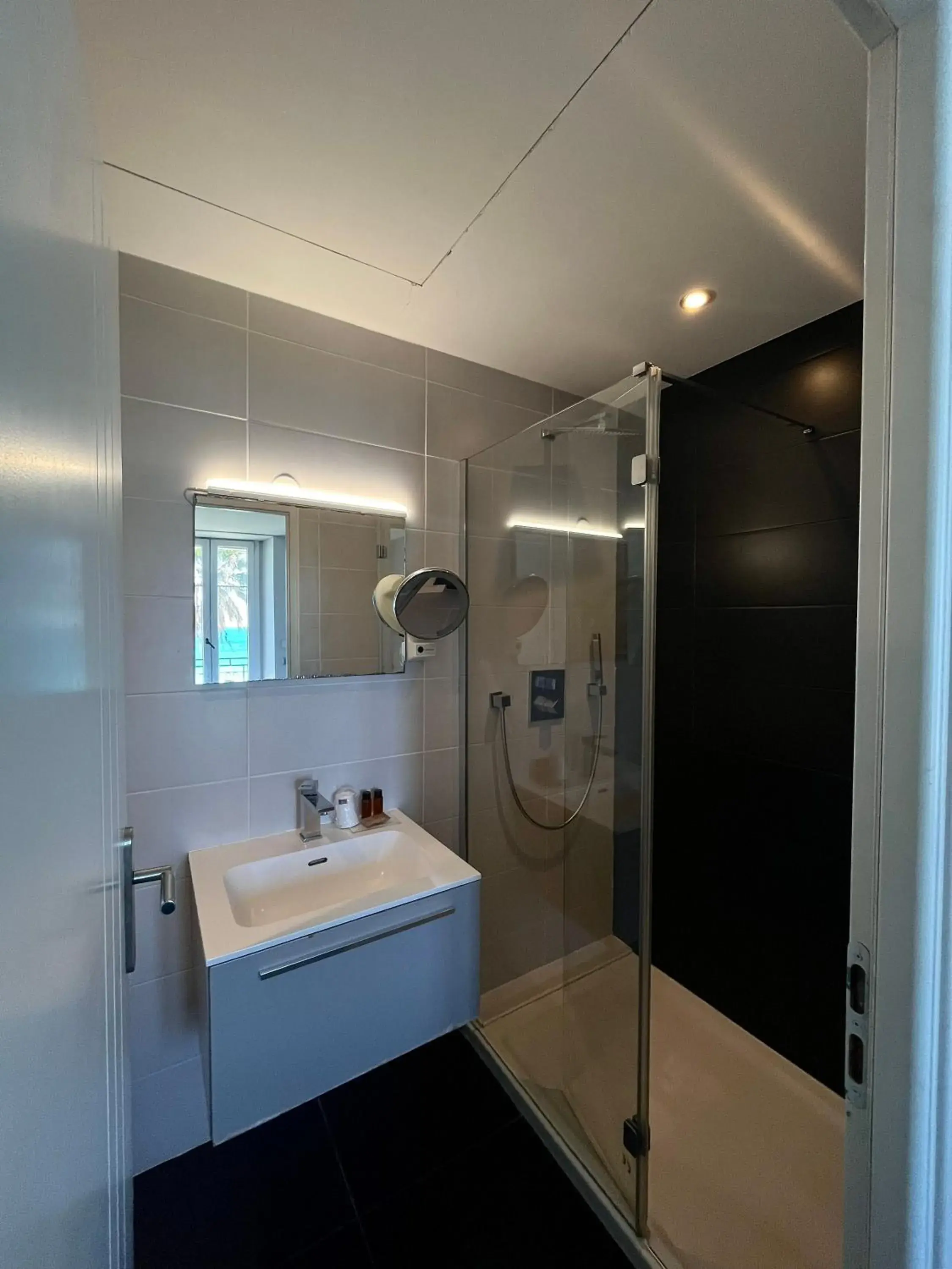 Shower, Bathroom in Hotel Flots d'Azur