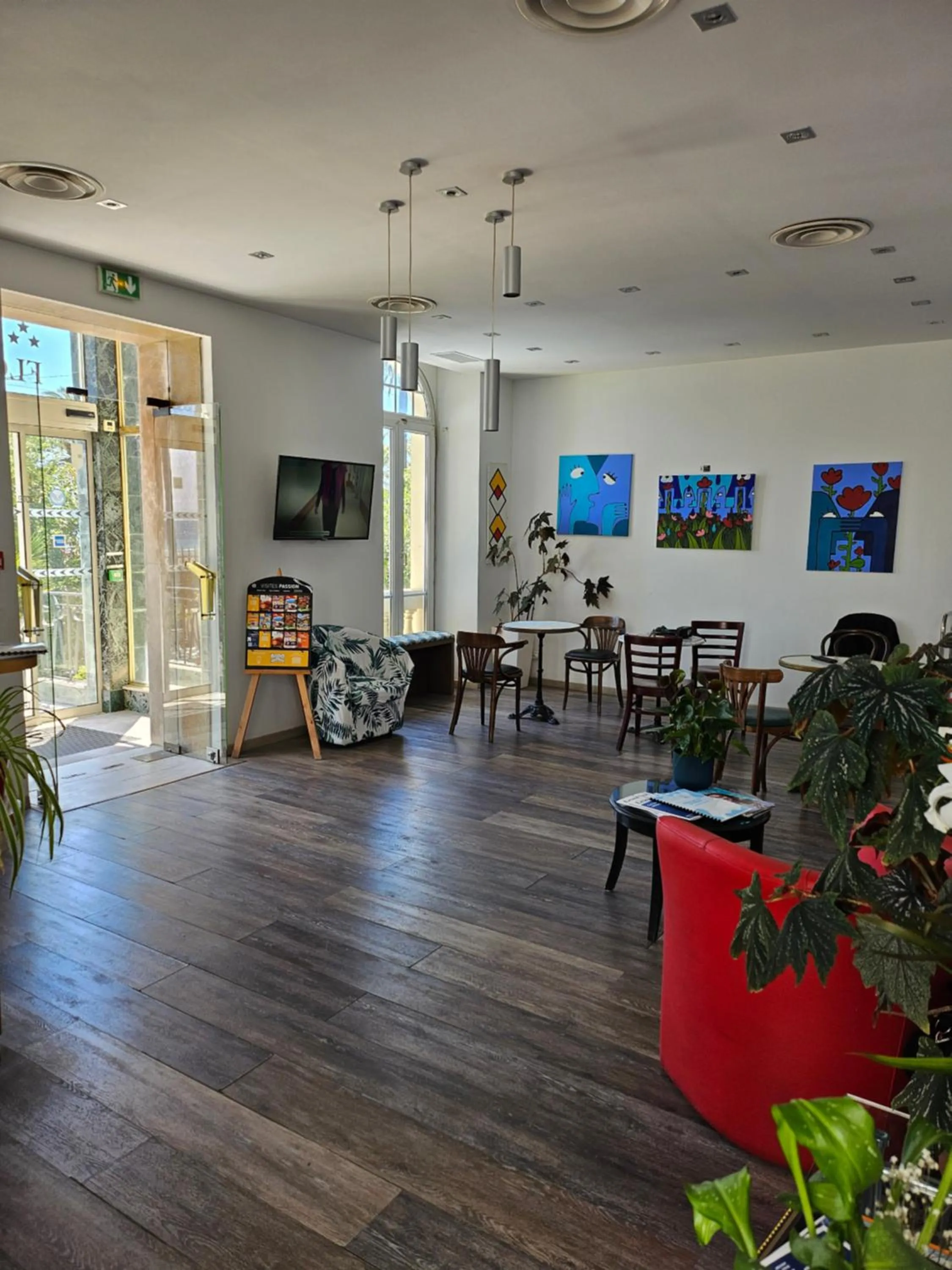 Communal lounge/ TV room in Hotel Flots d'Azur Promenade des Anglais