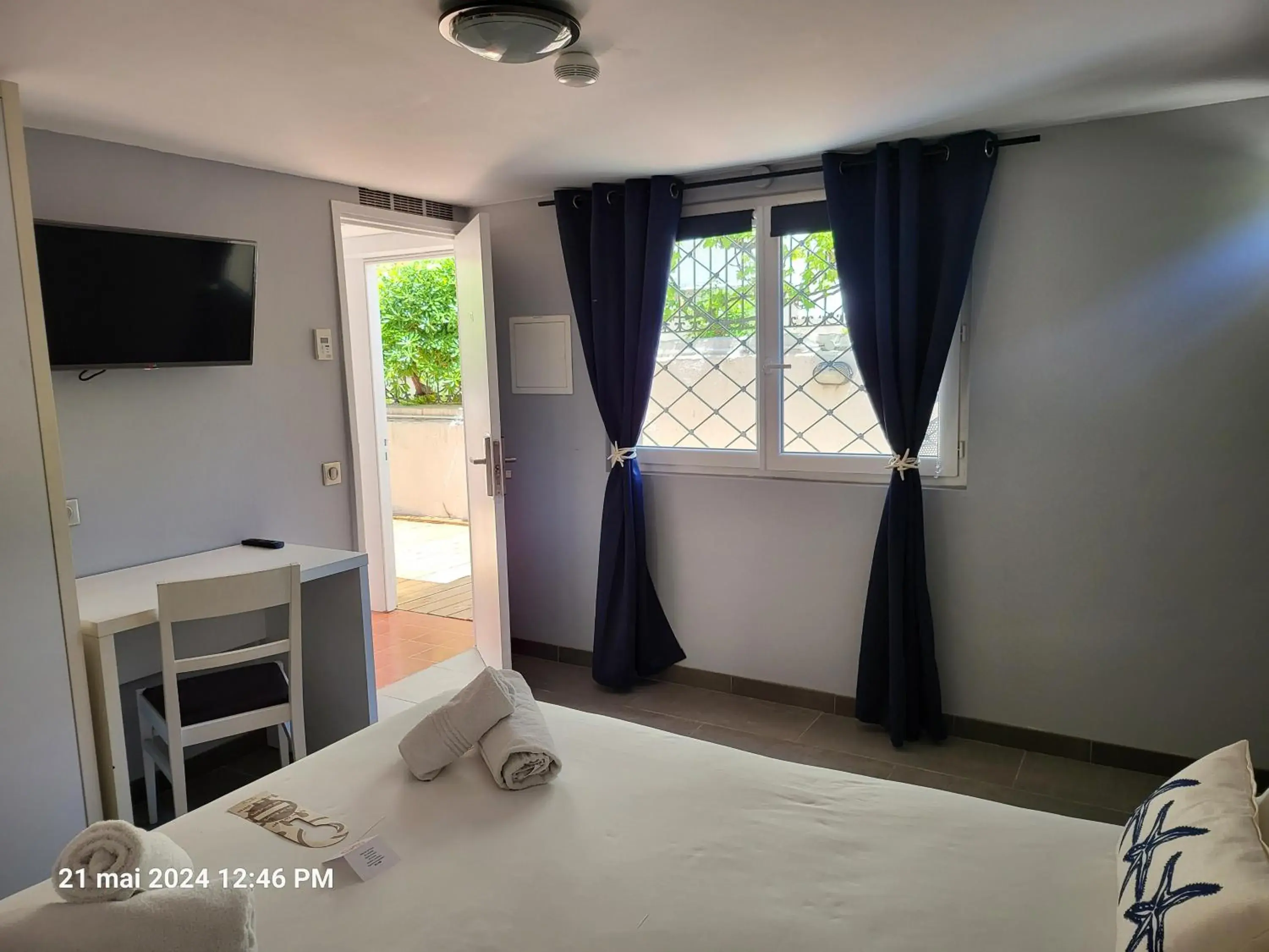 TV and multimedia, TV/Entertainment Center in Hotel Flots d'Azur