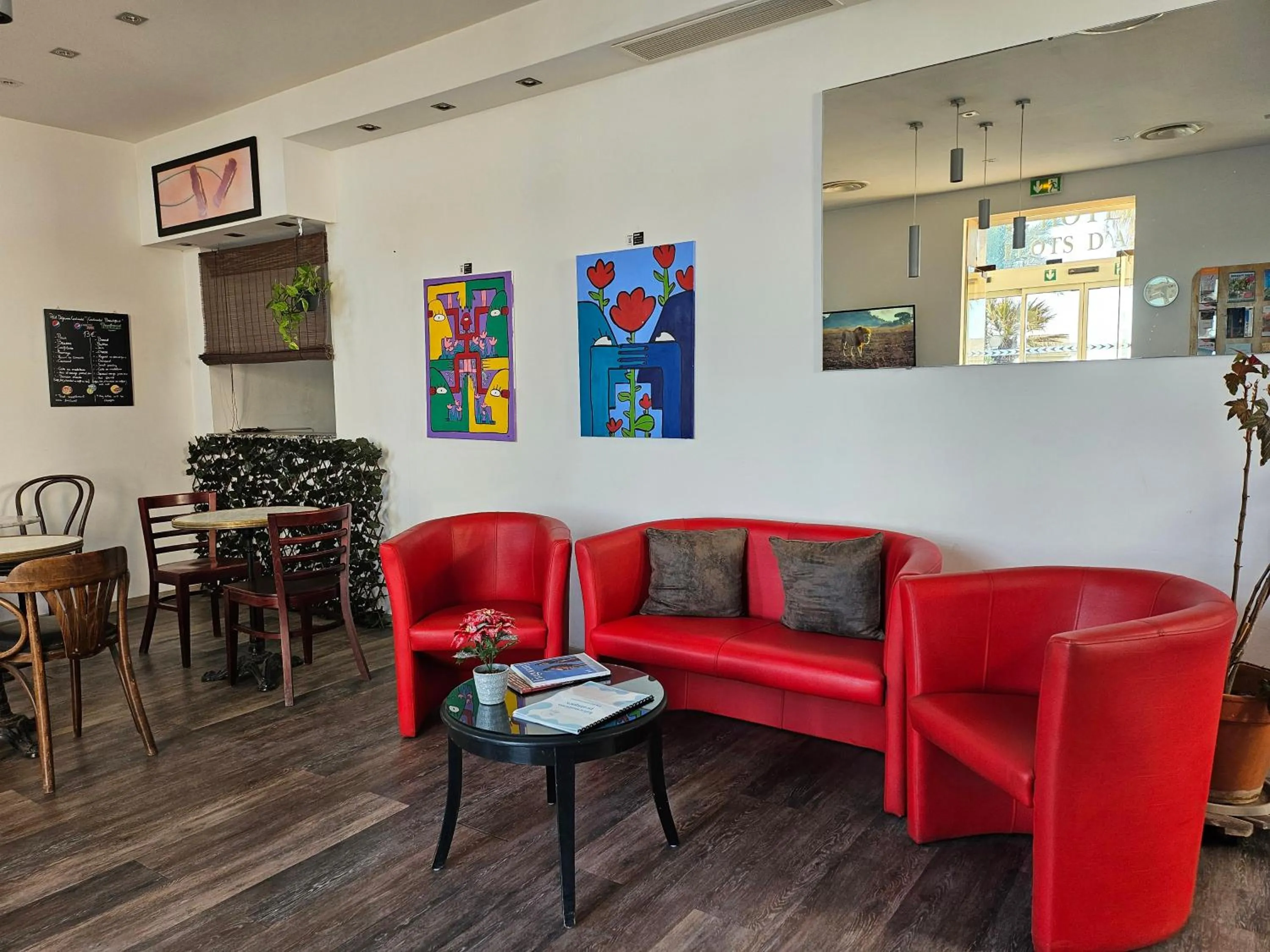 Communal lounge/ TV room in Hotel Flots d'Azur Promenade des Anglais