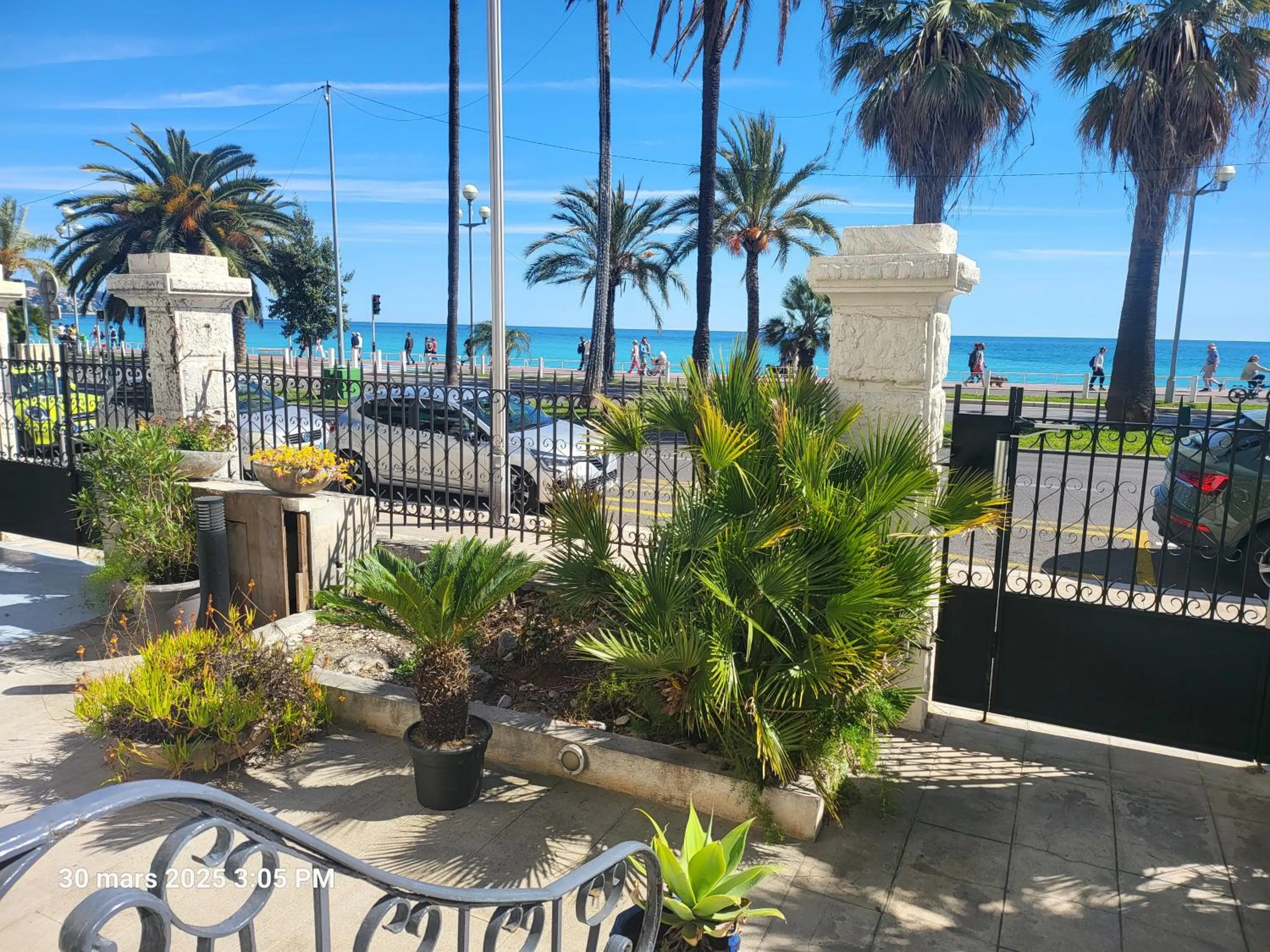 Beach in Hotel Flots d'Azur Promenade des Anglais