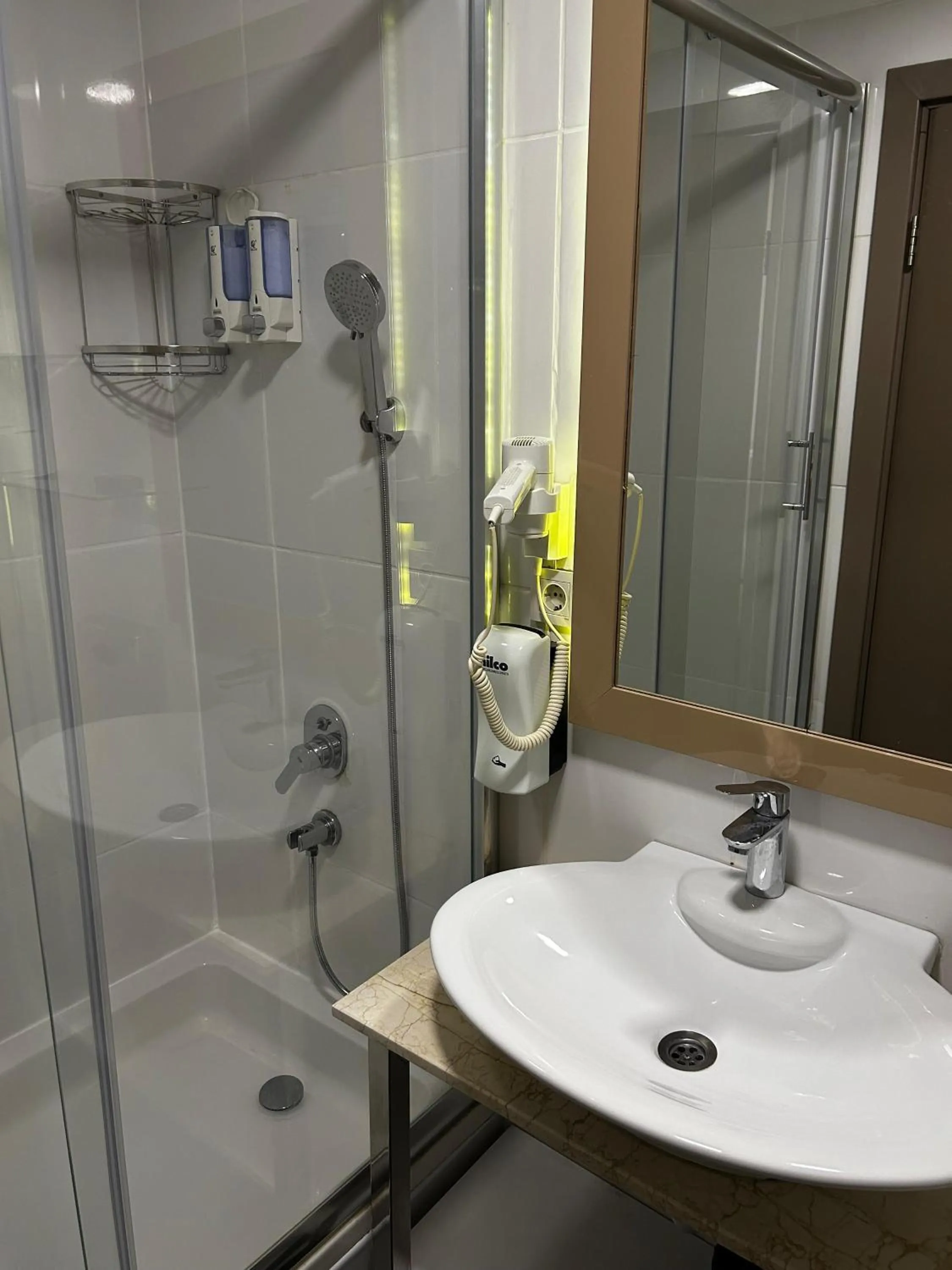 Shower in Cheya Beşiktaş Istanbul Bosphorus City Center Hotel & Suites