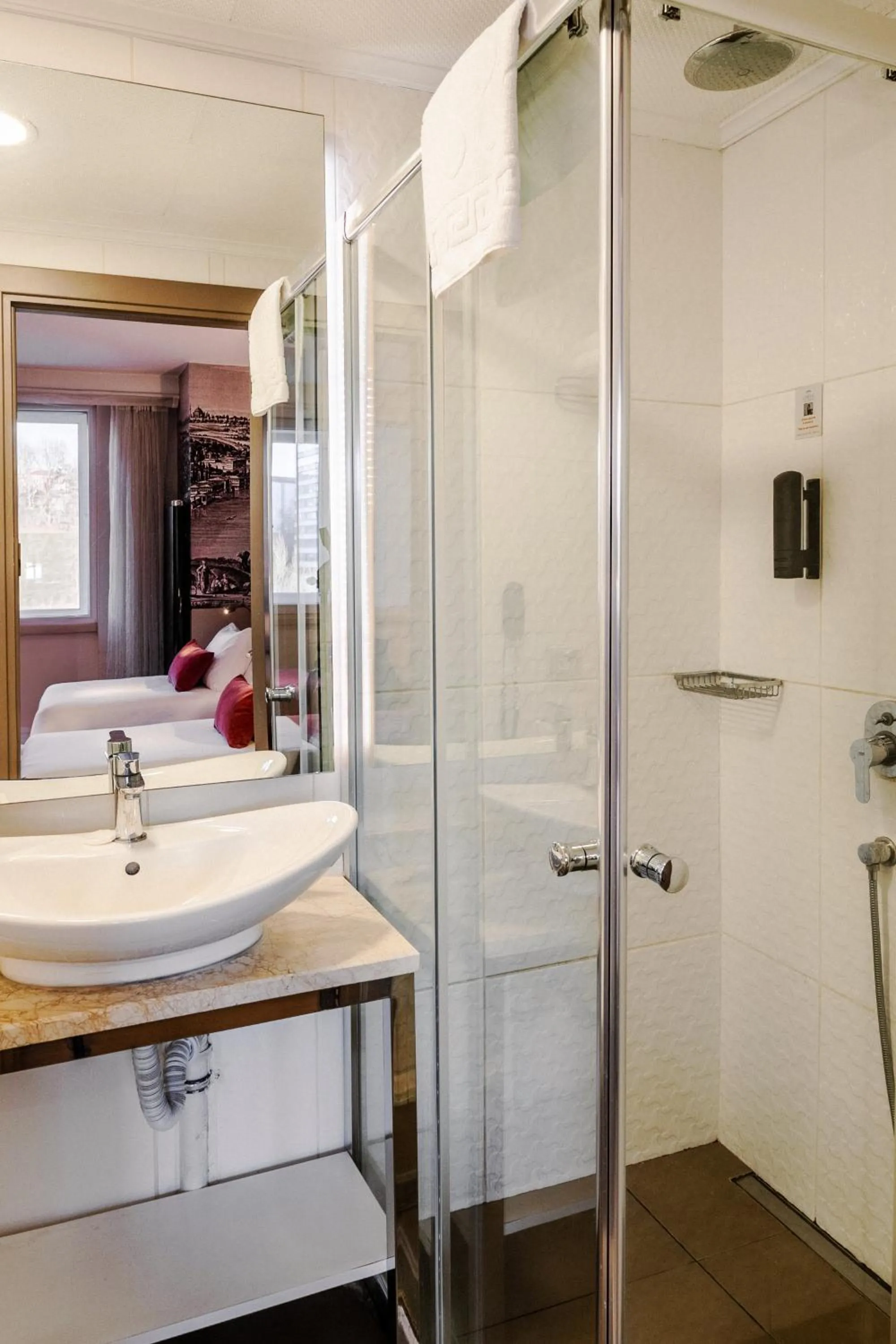 Shower in Cheya Beşiktaş Istanbul Bosphorus City Center Hotel & Suites