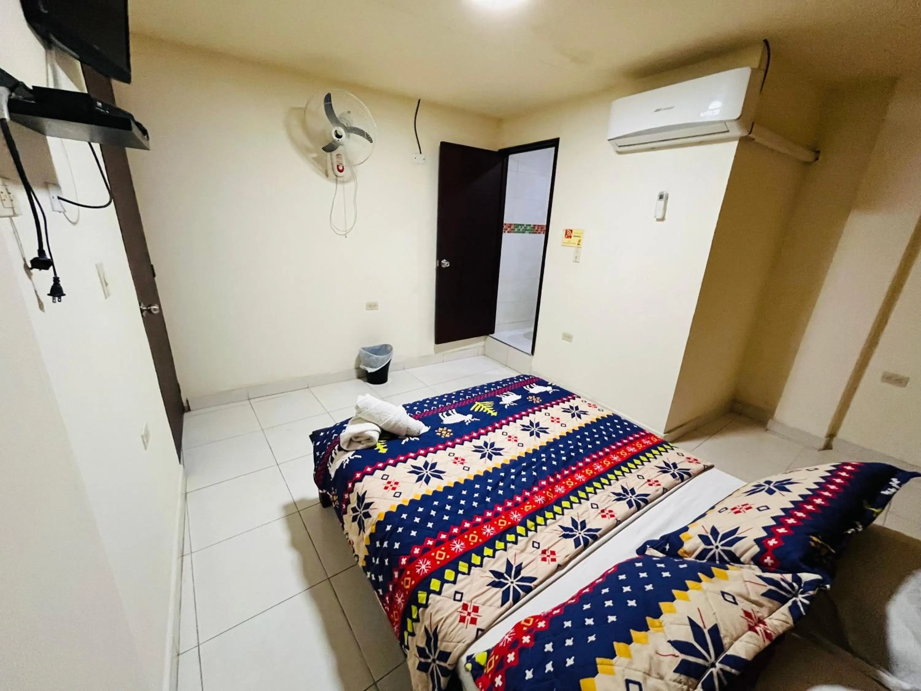 Standard Double Room with Aircon  - single occupancy in Merkezi Saray