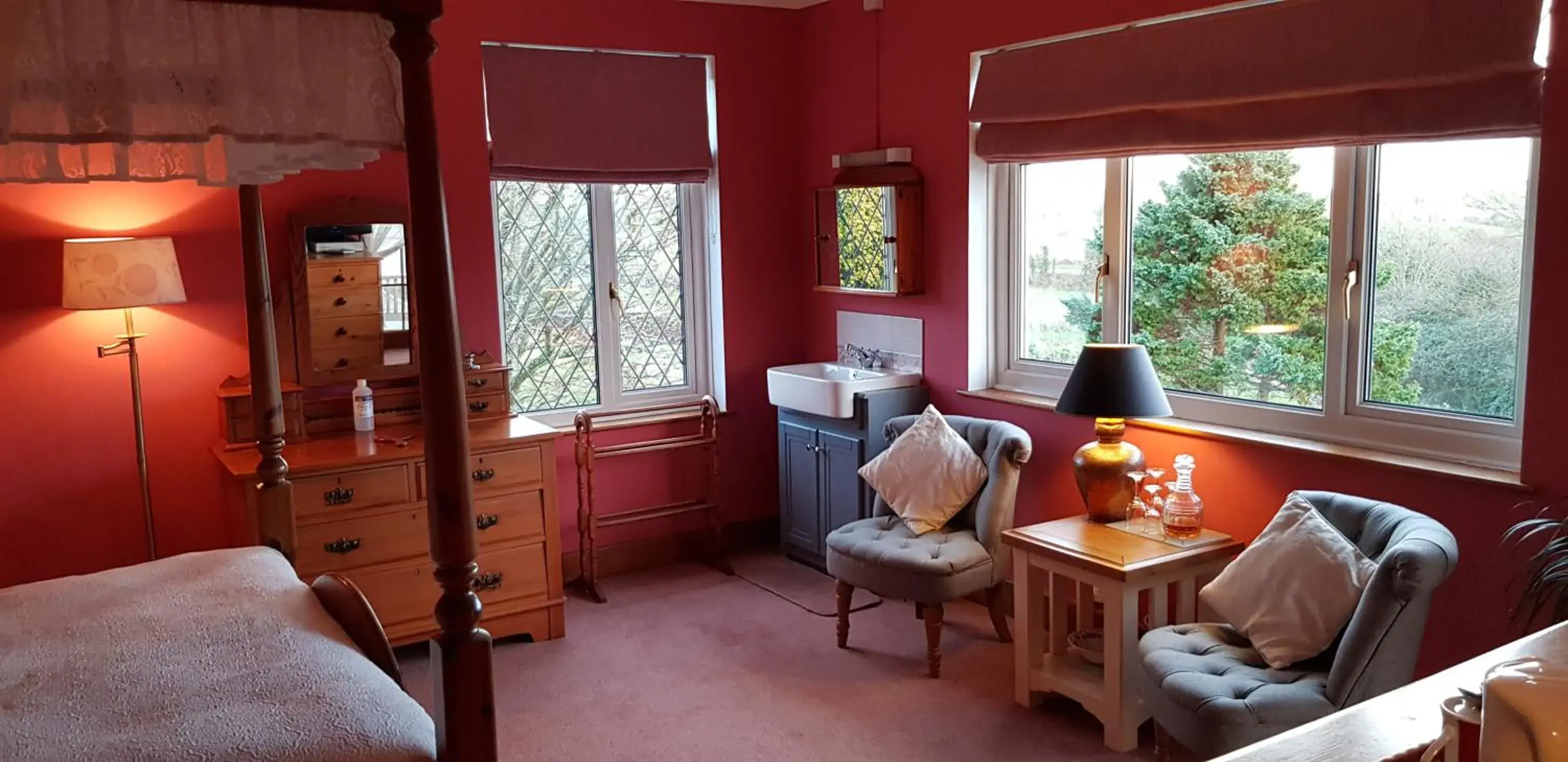 Deluxe King Room with Balcony in Wychwood House Deluxe King Room with Balcony in Wychwood House