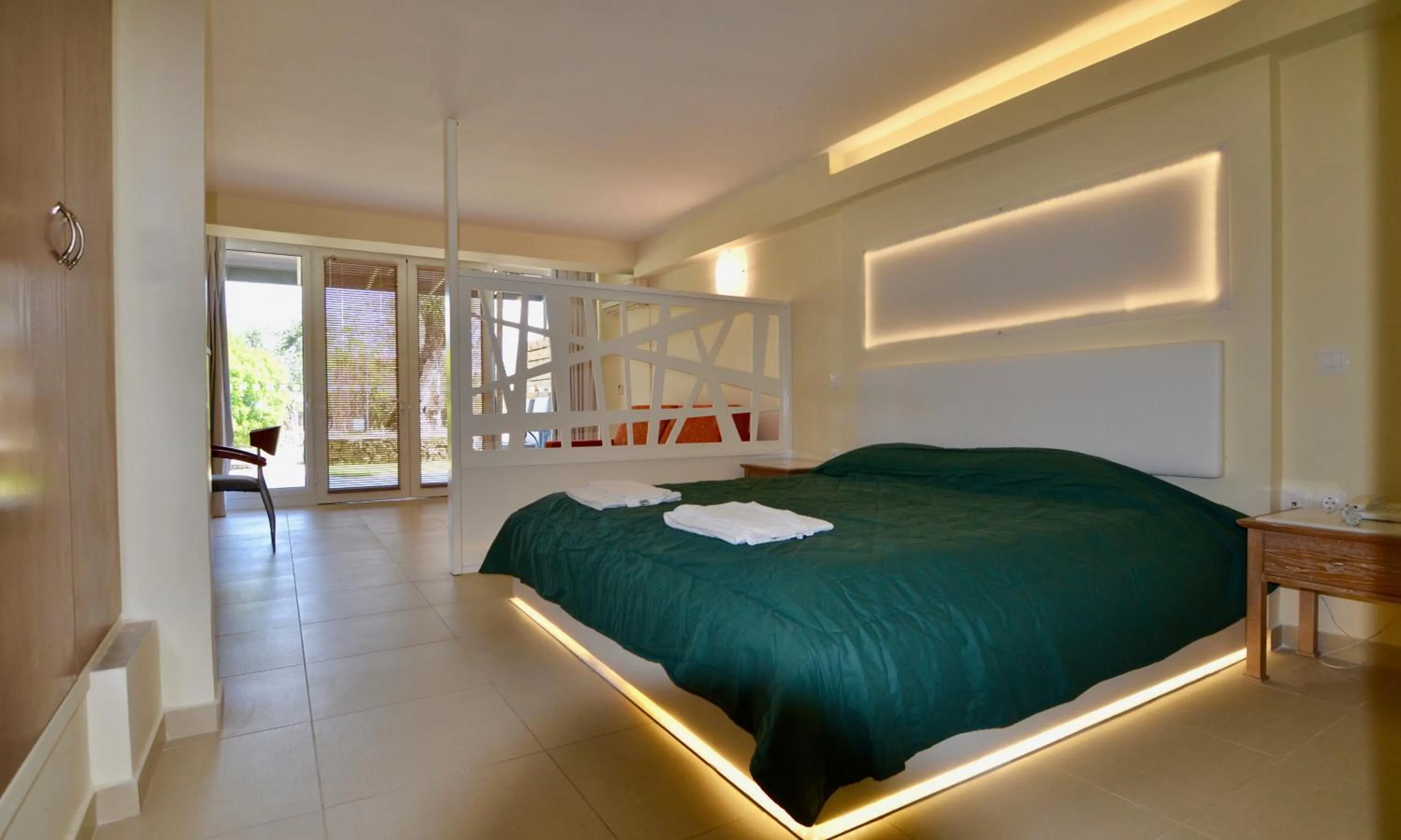 Bedroom, Bed in Paloma Blanca