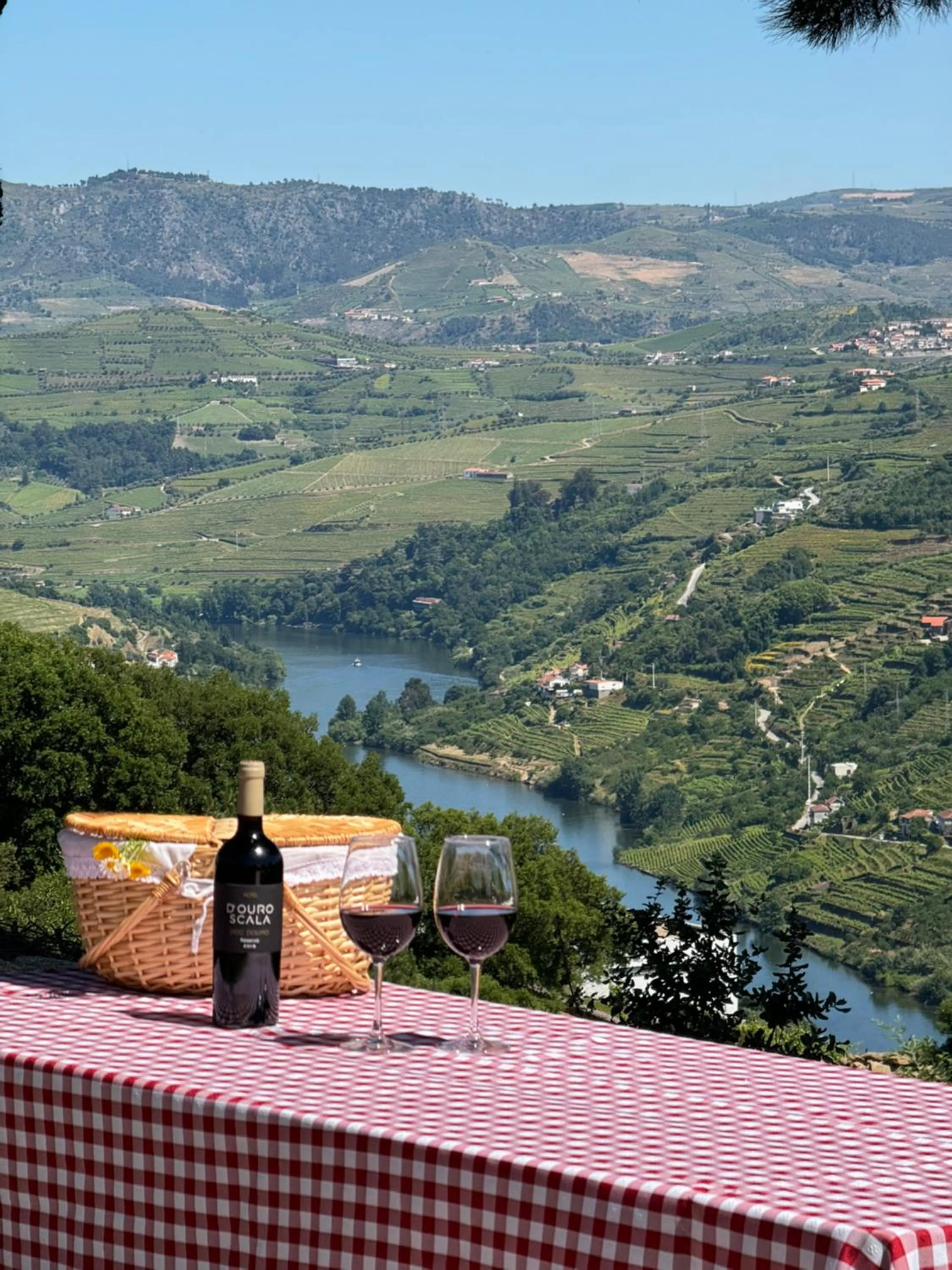 Nearby landmark in Douro Scala