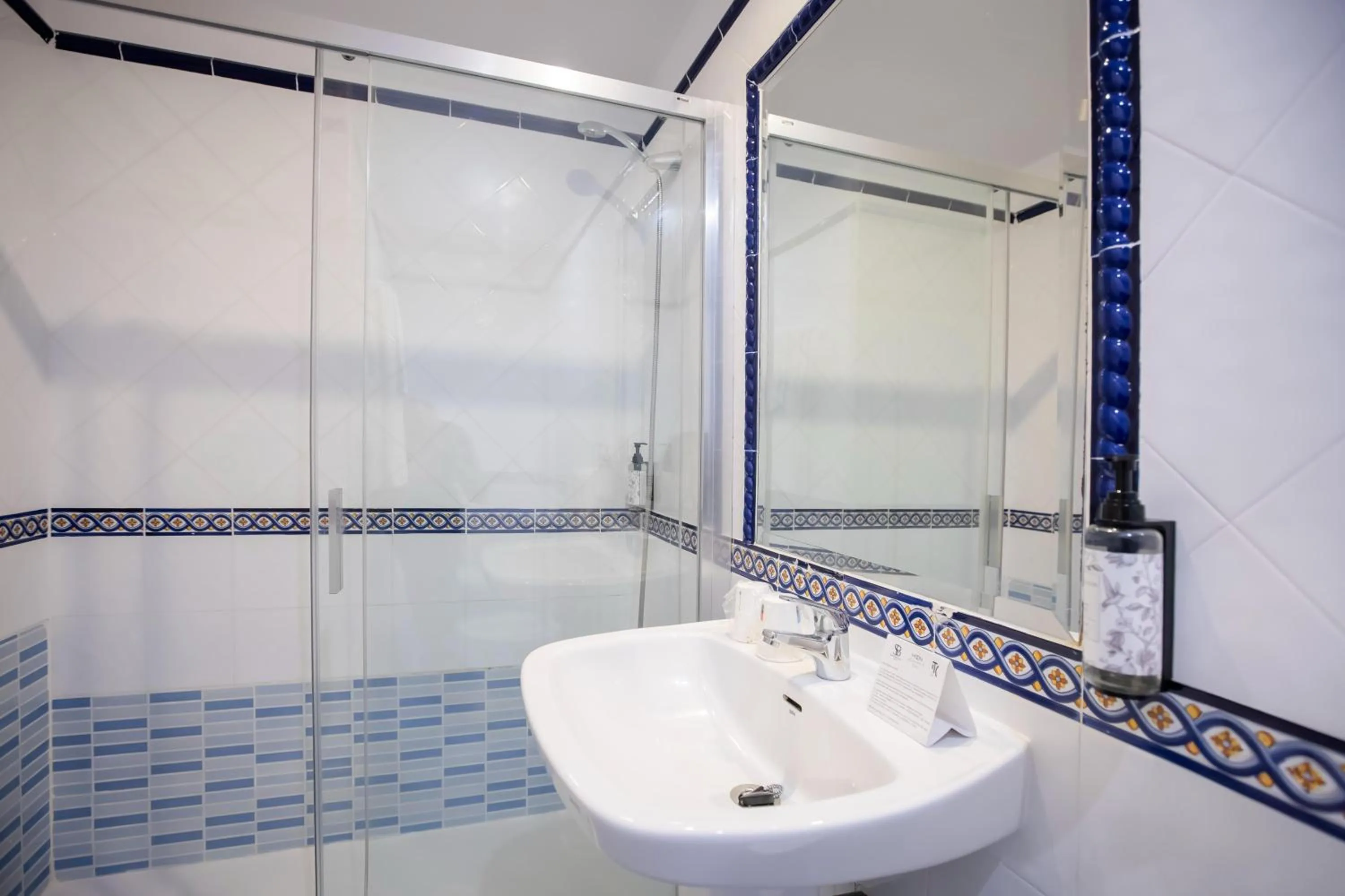 Shower in Hotel Moon Dreams Mediterráneo