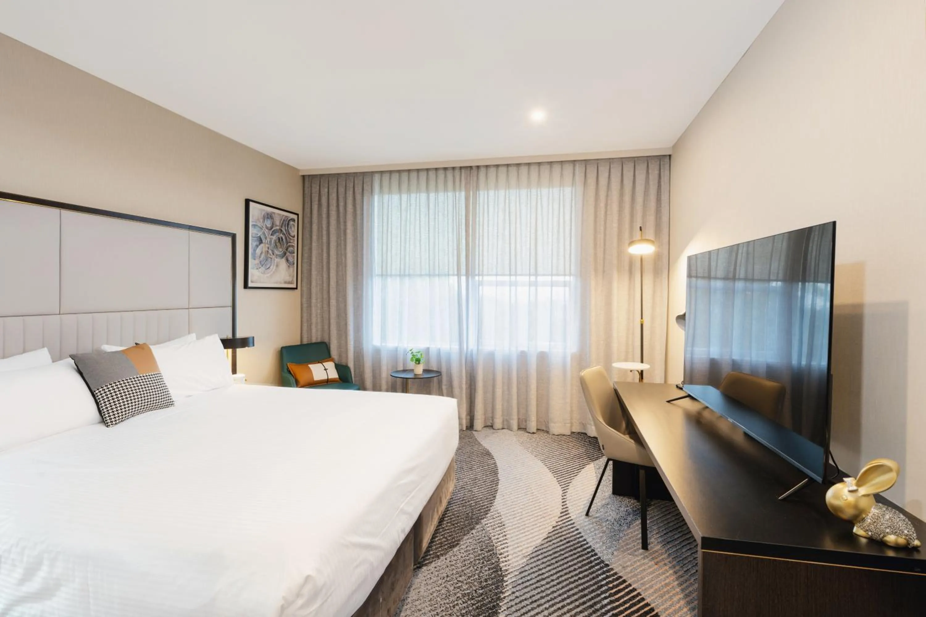 Bedroom, Bed in Royal Pacific Hotel