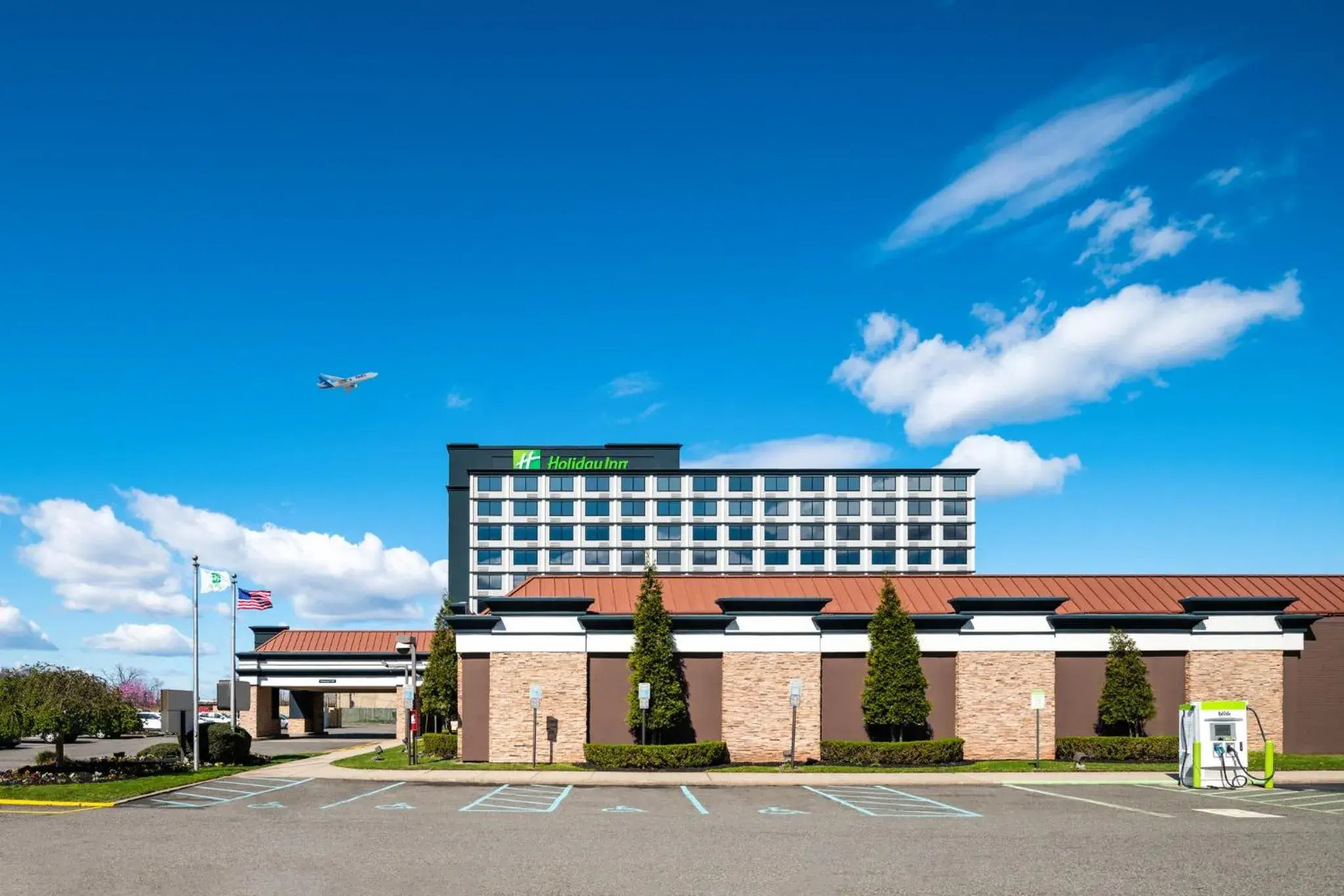 Property building in Holiday Inn Newark International Airport Property building in Holiday Inn Newark International Airport