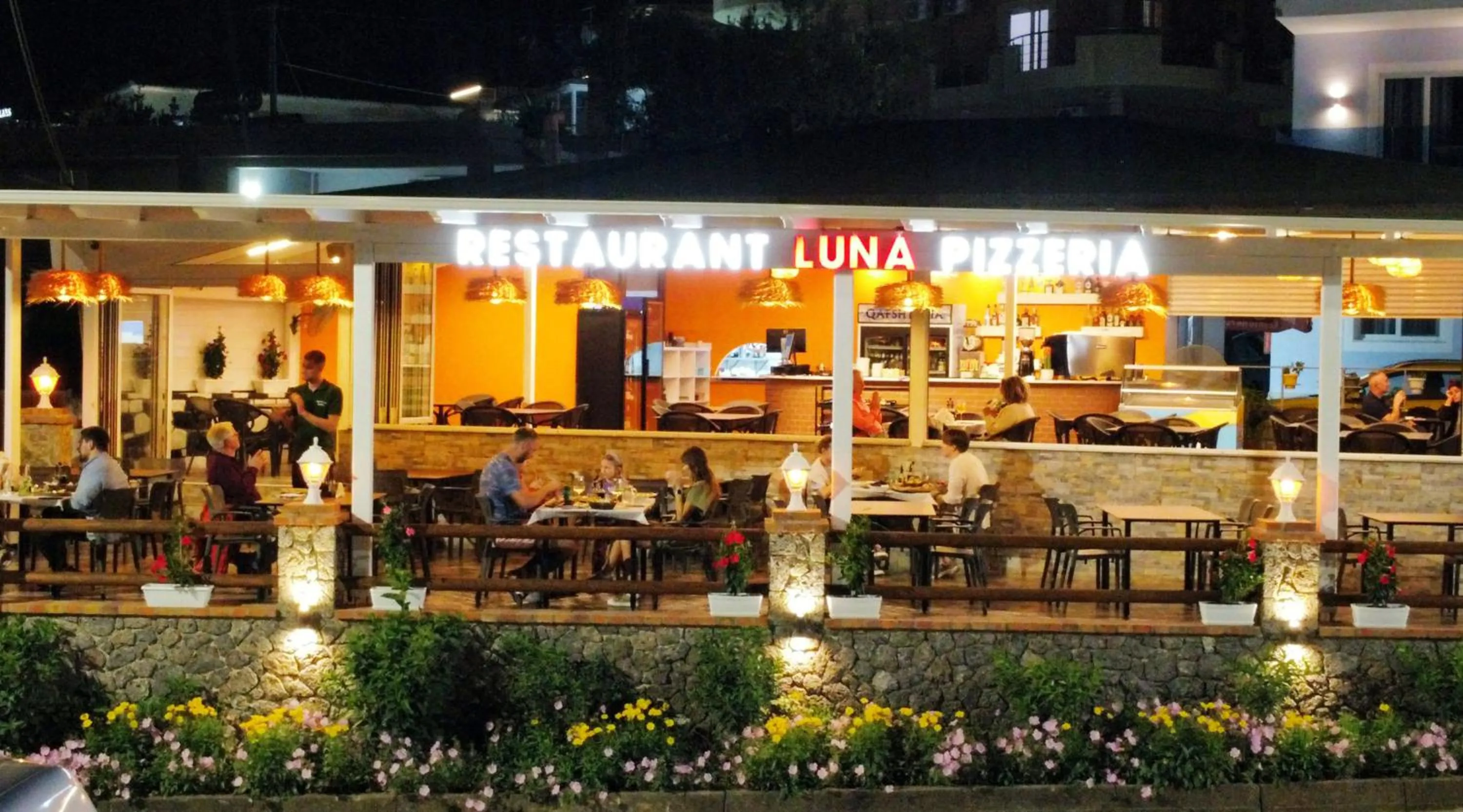 Restaurant/places to eat in Hotel De Luna