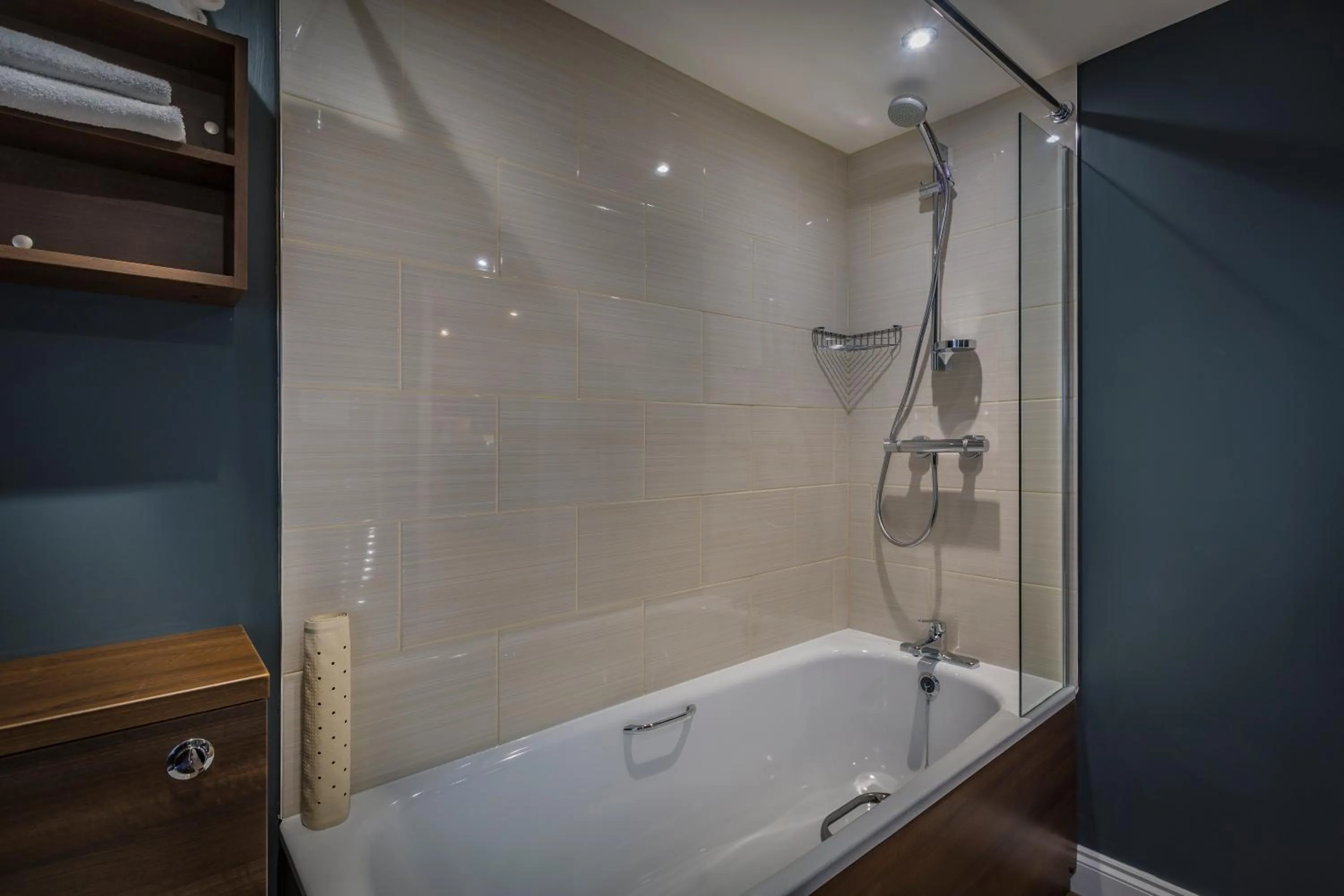 Bathroom in The Golden Lion Hotel, St Ives, Cambridgeshire - The Coaching Inn Group