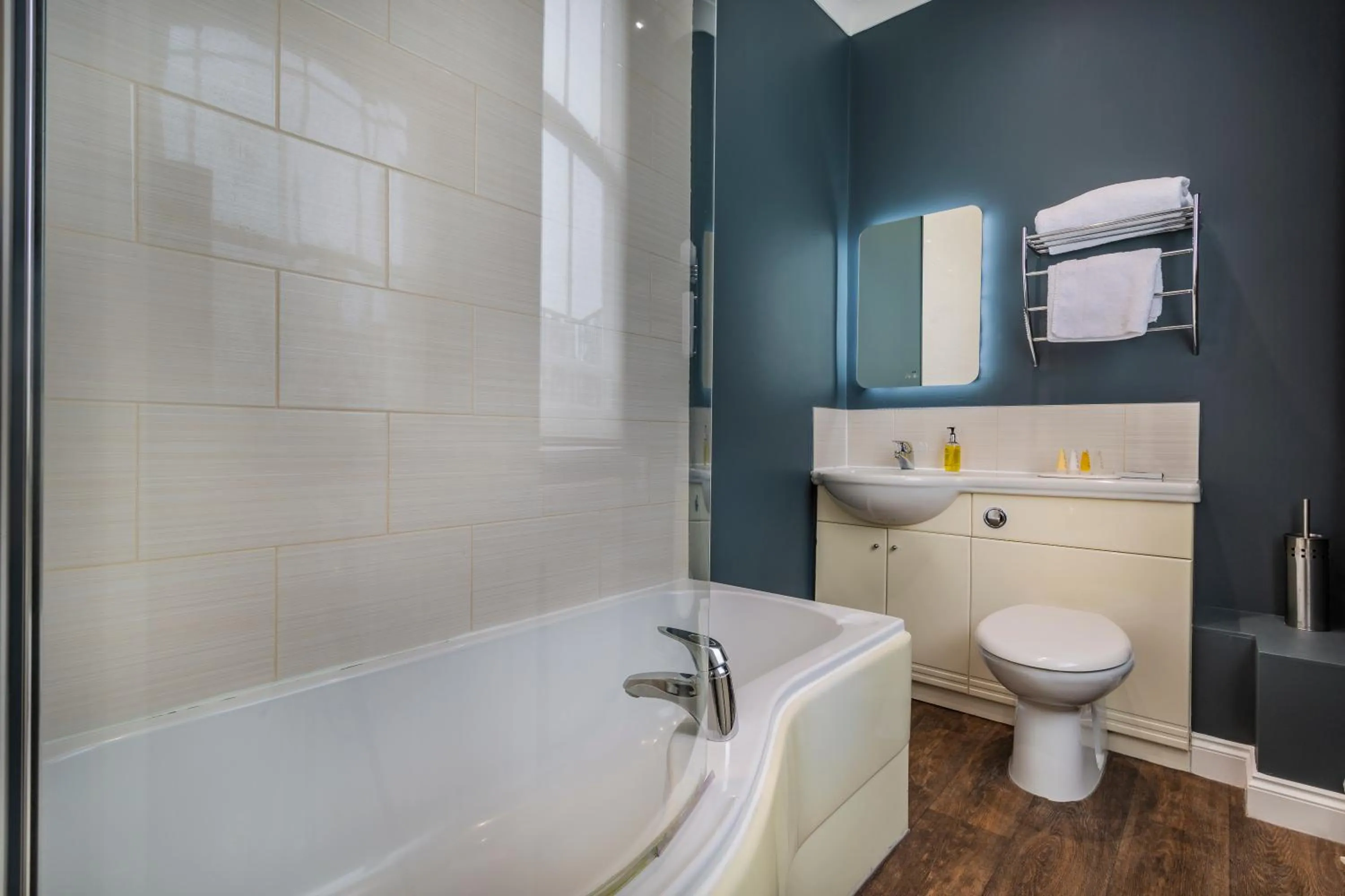 Bathroom in The Golden Lion Hotel, St Ives, Cambridgeshire - The Coaching Inn Group