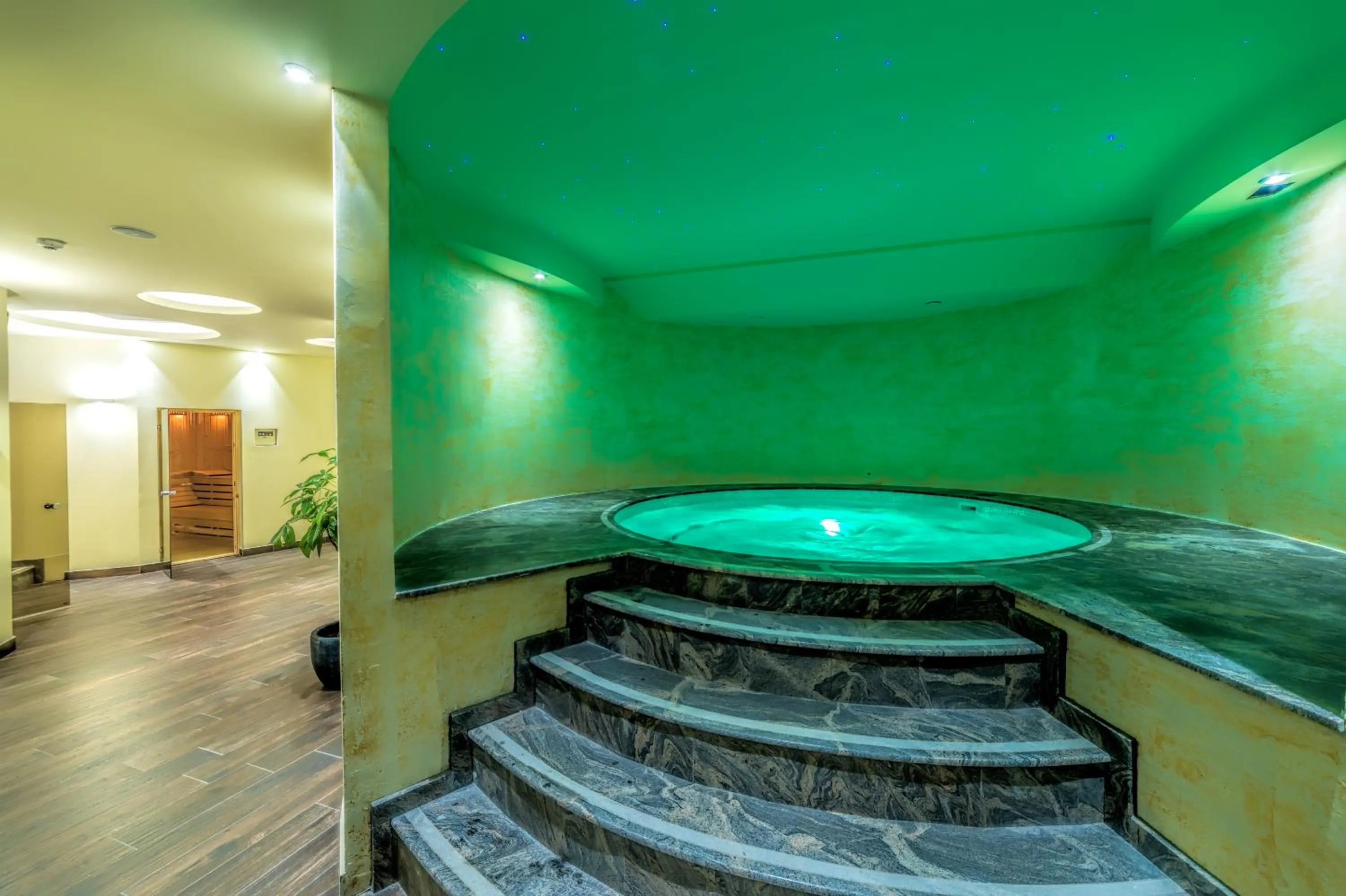 Hot Tub in Unique - Resort and SPA