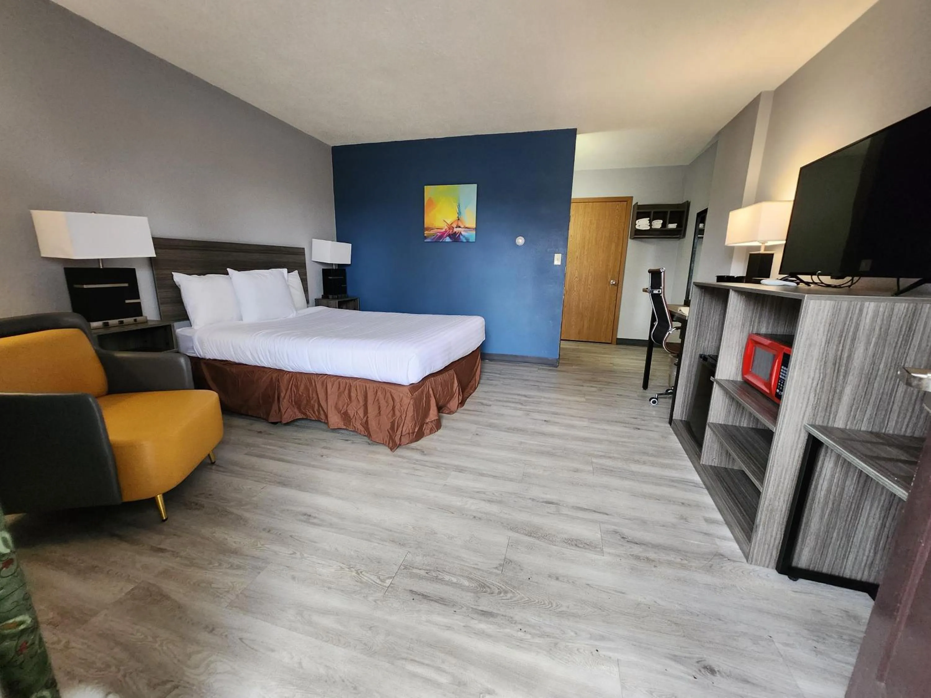 Bed in AmeriVu Inn and Suites - Hayward