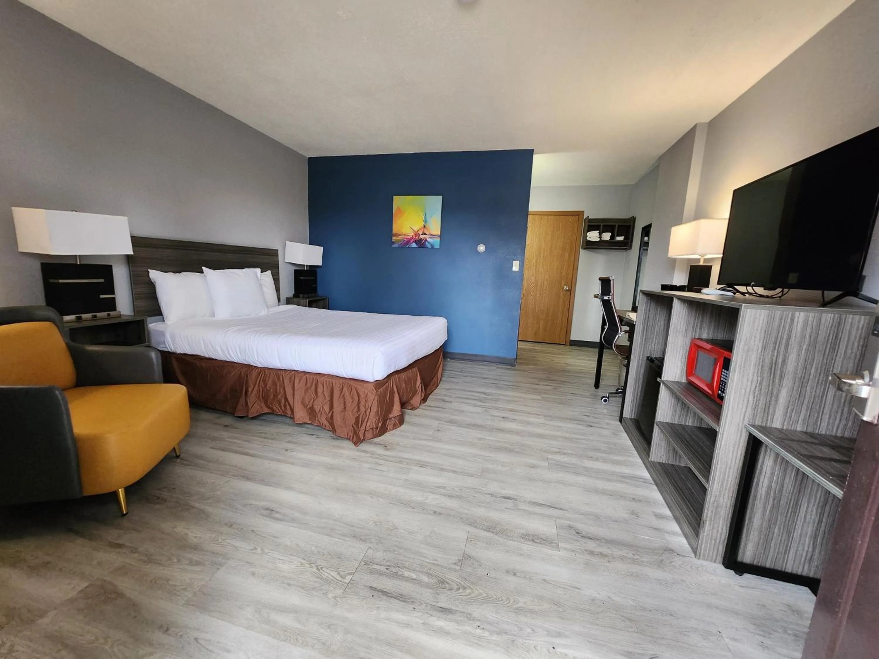 Bed in AmeriVu Inn and Suites - Hayward