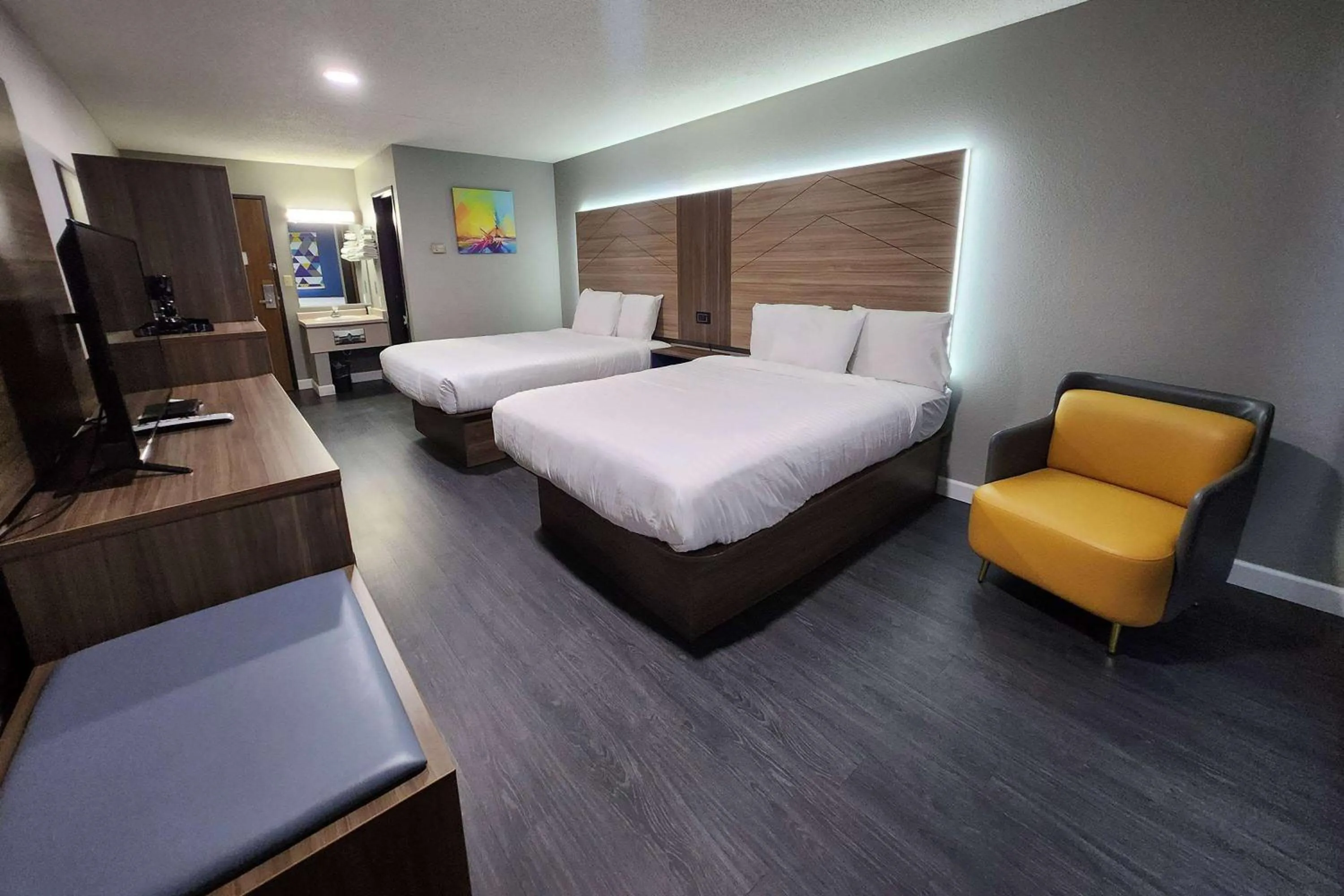 Photo of the whole room, Bed in AmeriVu Inn and Suites - Hayward