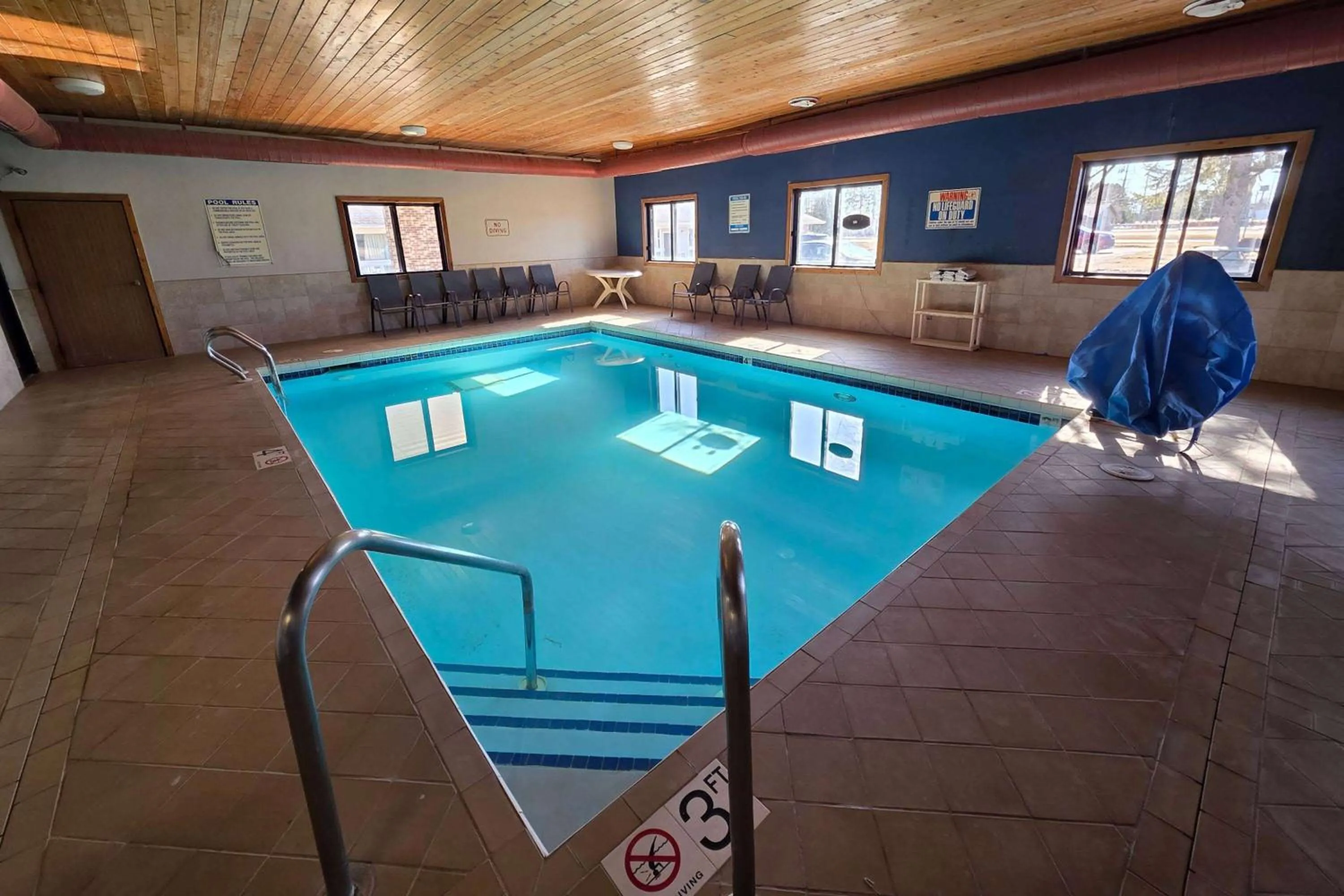 Swimming pool in AmeriVu Inn and Suites - Hayward