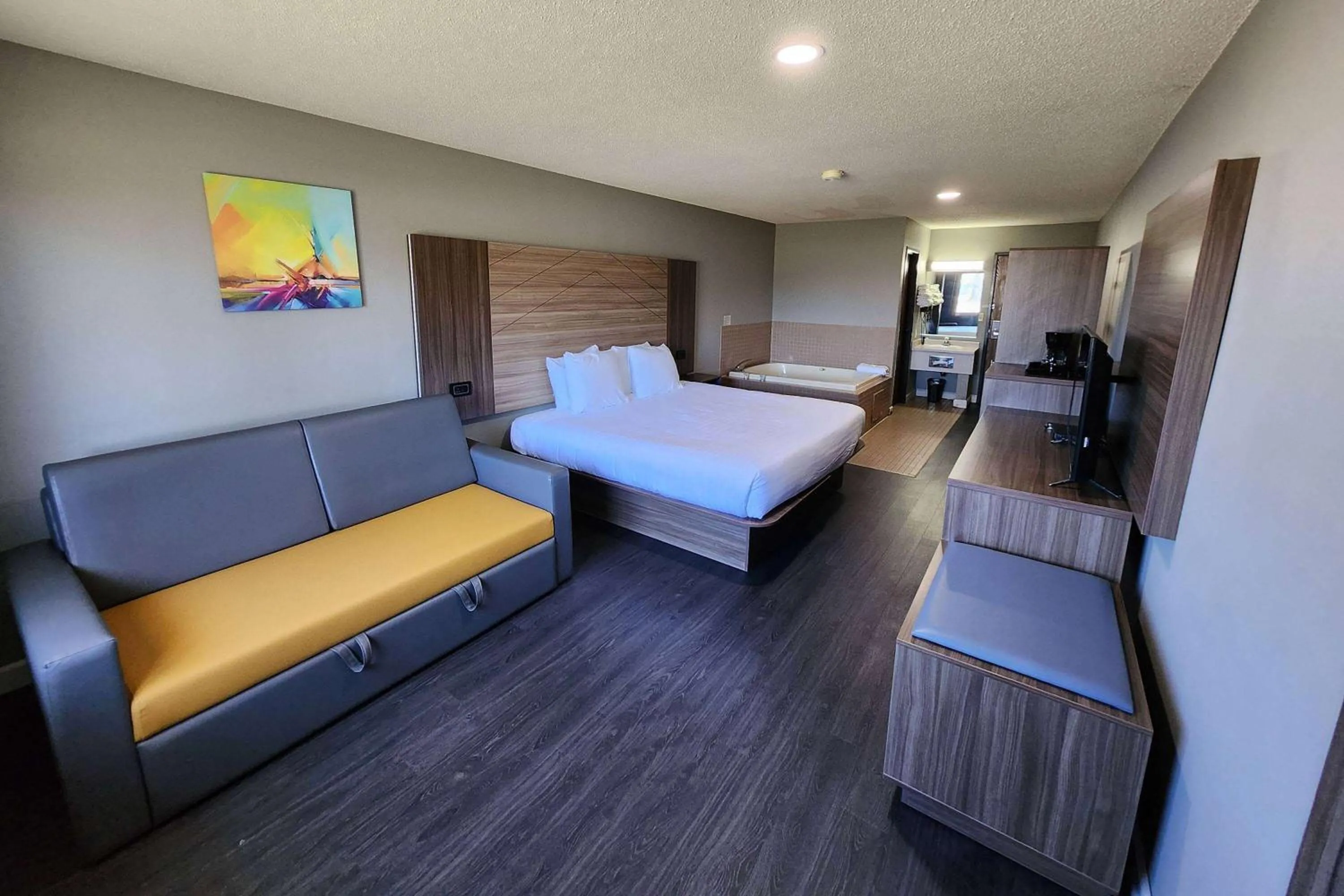 Photo of the whole room, Bed in AmeriVu Inn and Suites - Hayward