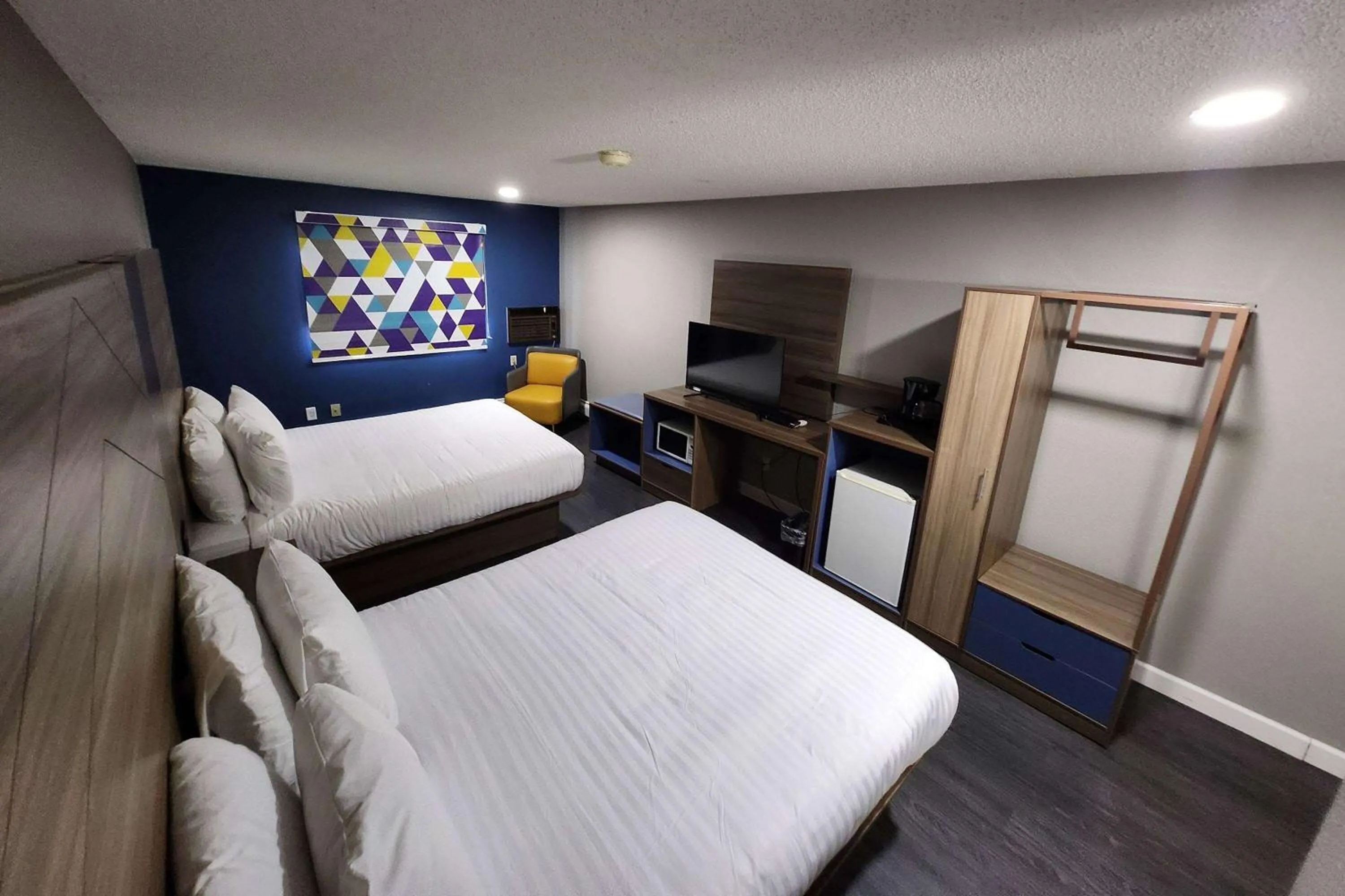 Photo of the whole room, Bed in AmeriVu Inn and Suites - Hayward