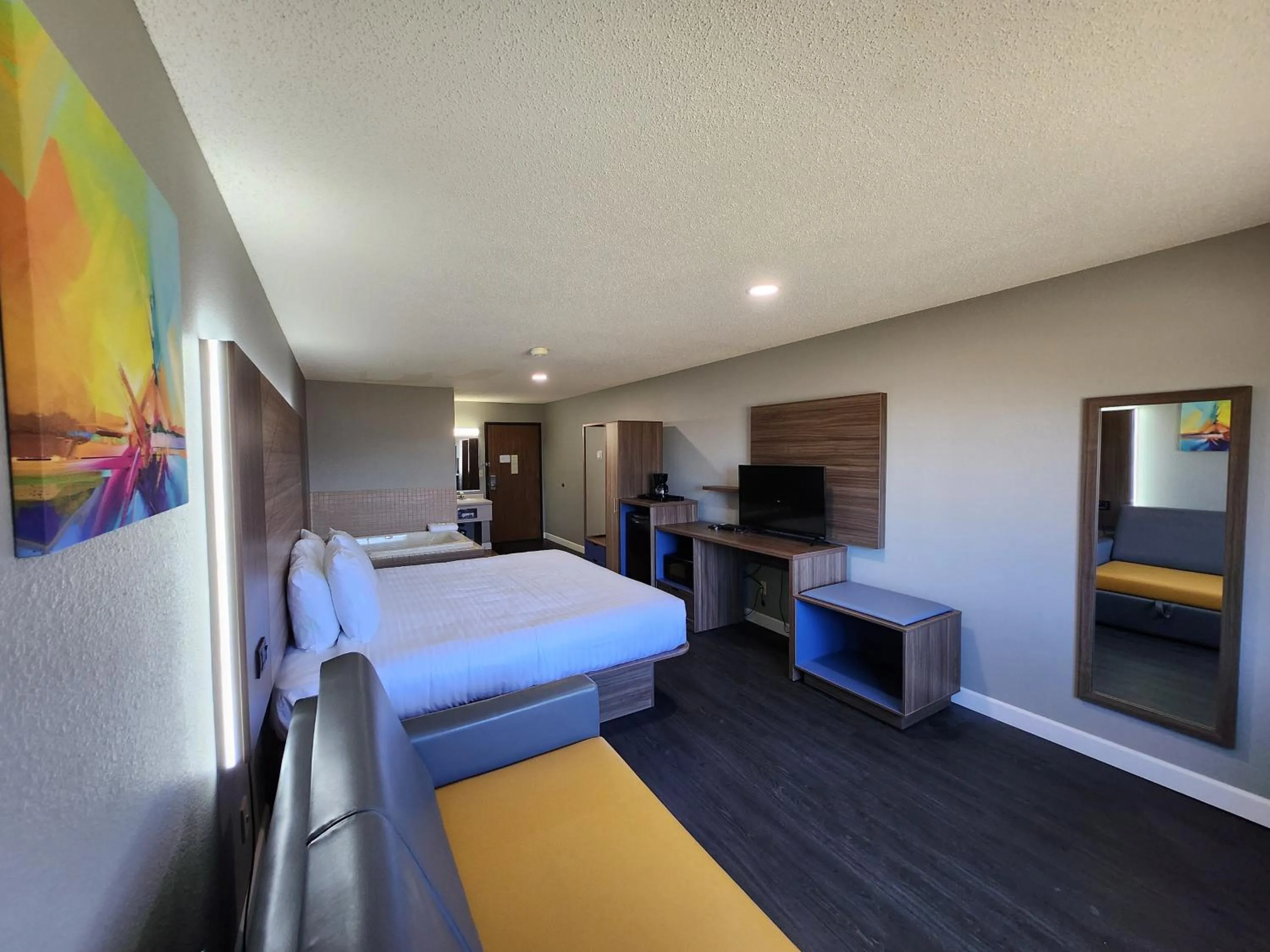 Bed in AmeriVu Inn and Suites - Hayward