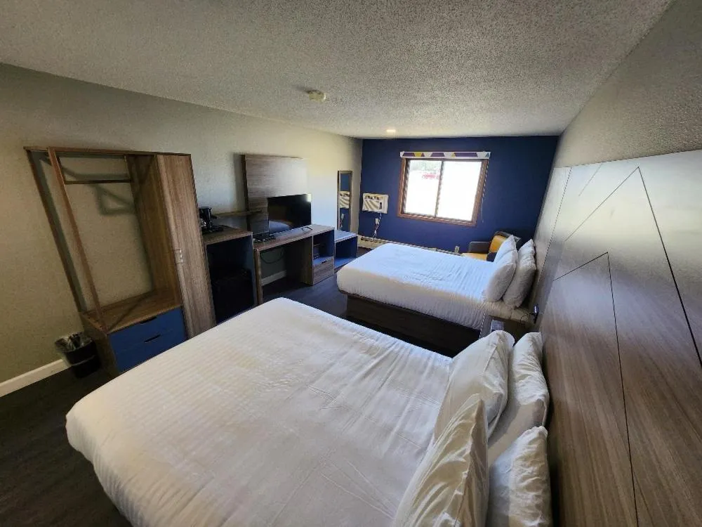 Bed in AmeriVu Inn and Suites - Hayward