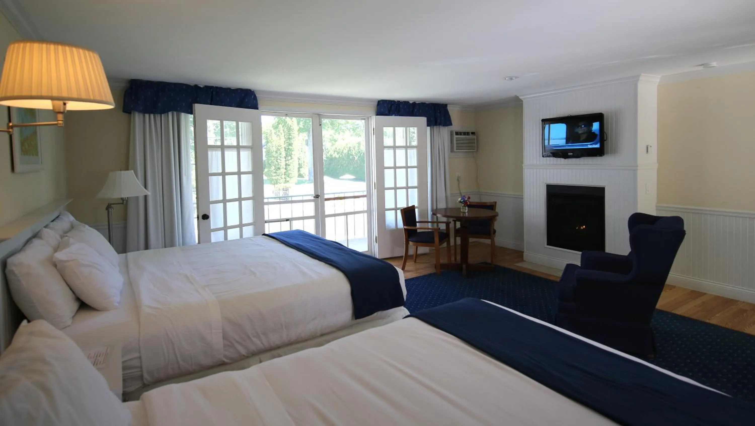 Day, Bed in Colonial Inn Harbor Springs