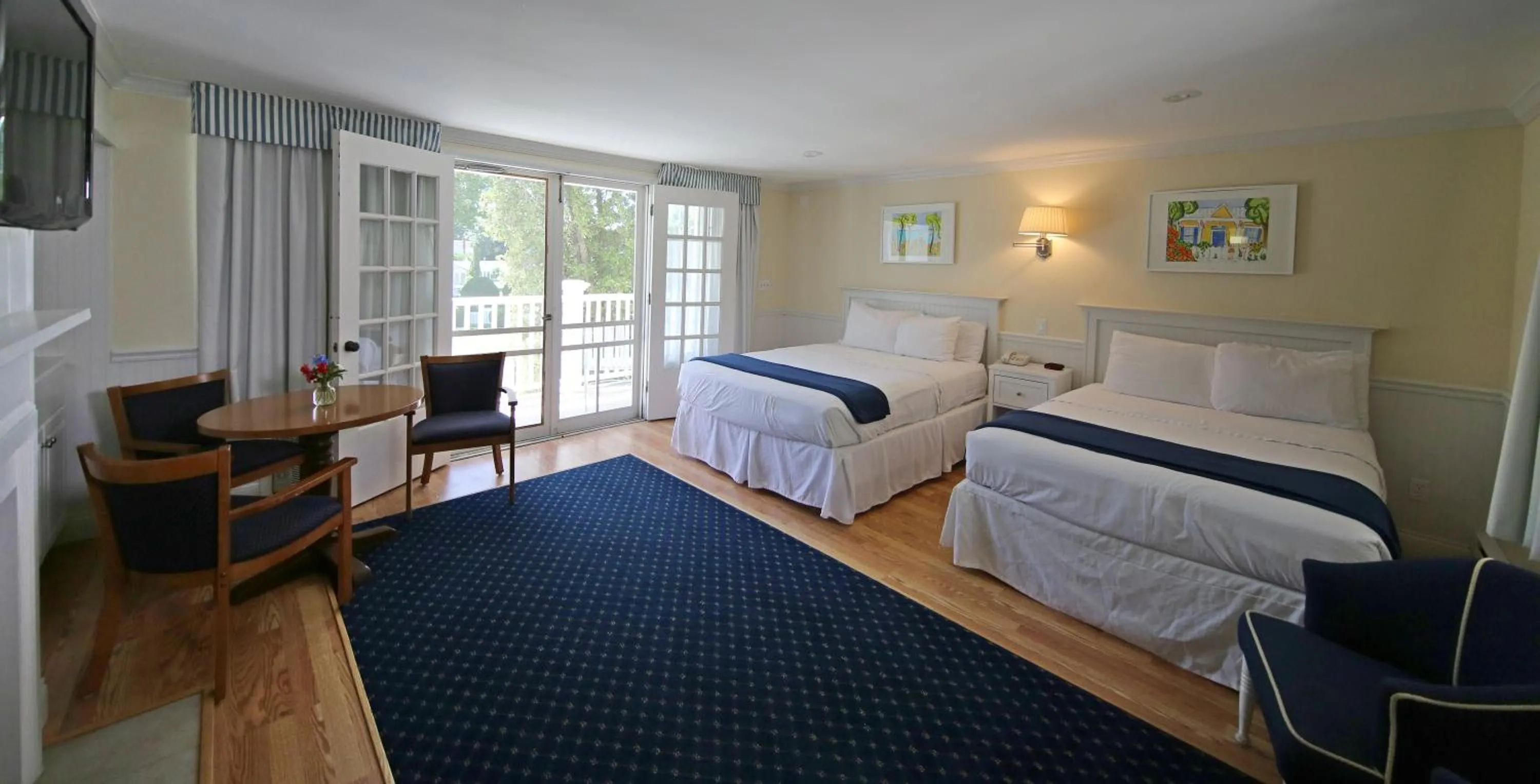 Day, Bed in Colonial Inn Harbor Springs
