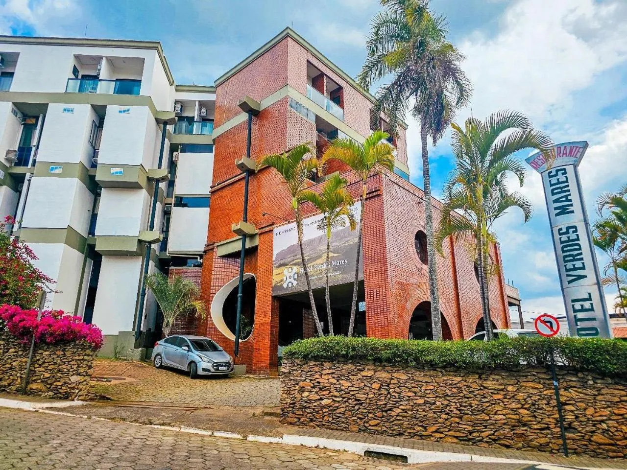 Property building in Hotel Verdes Mares