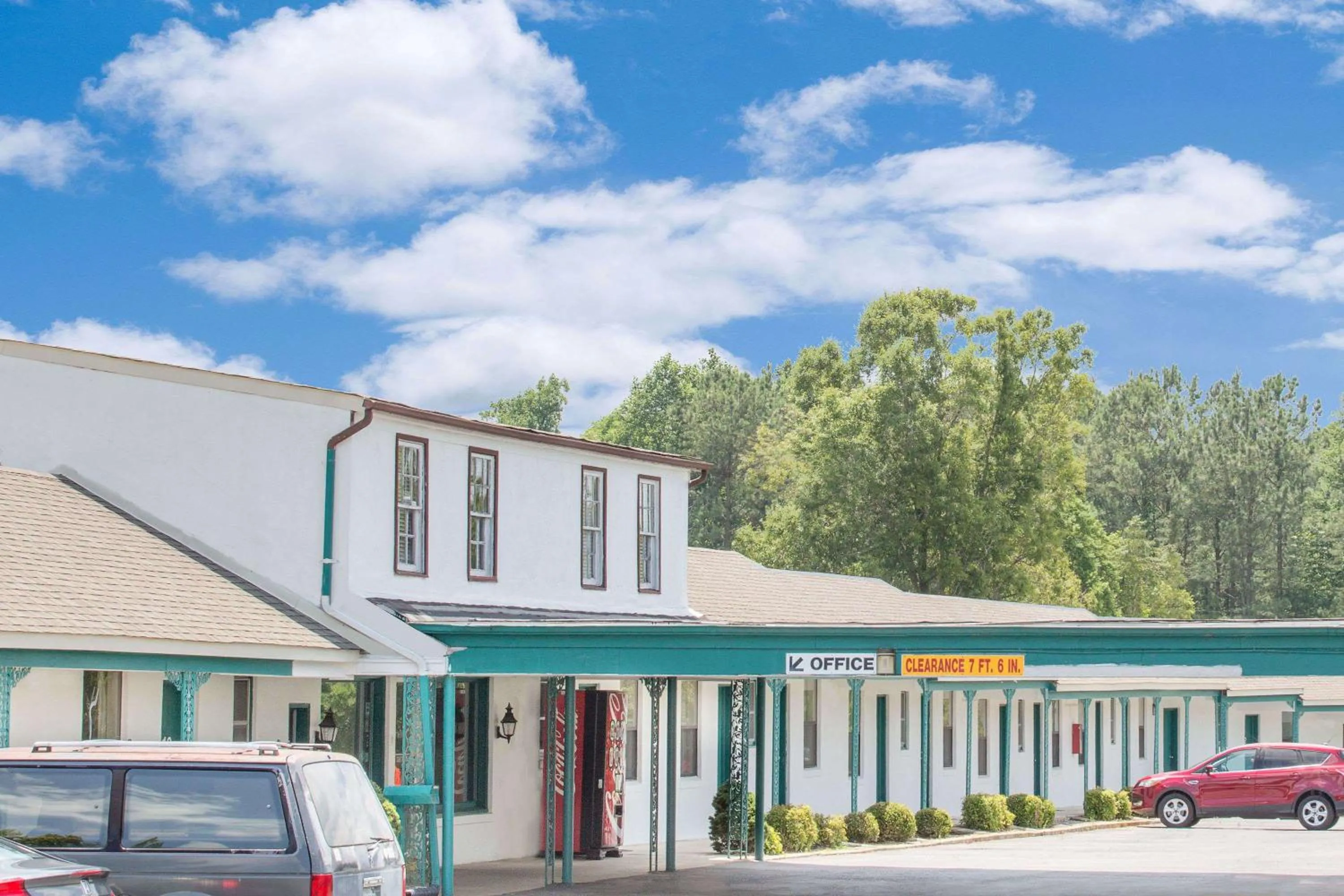 Property Building in Knights Inn Emporia