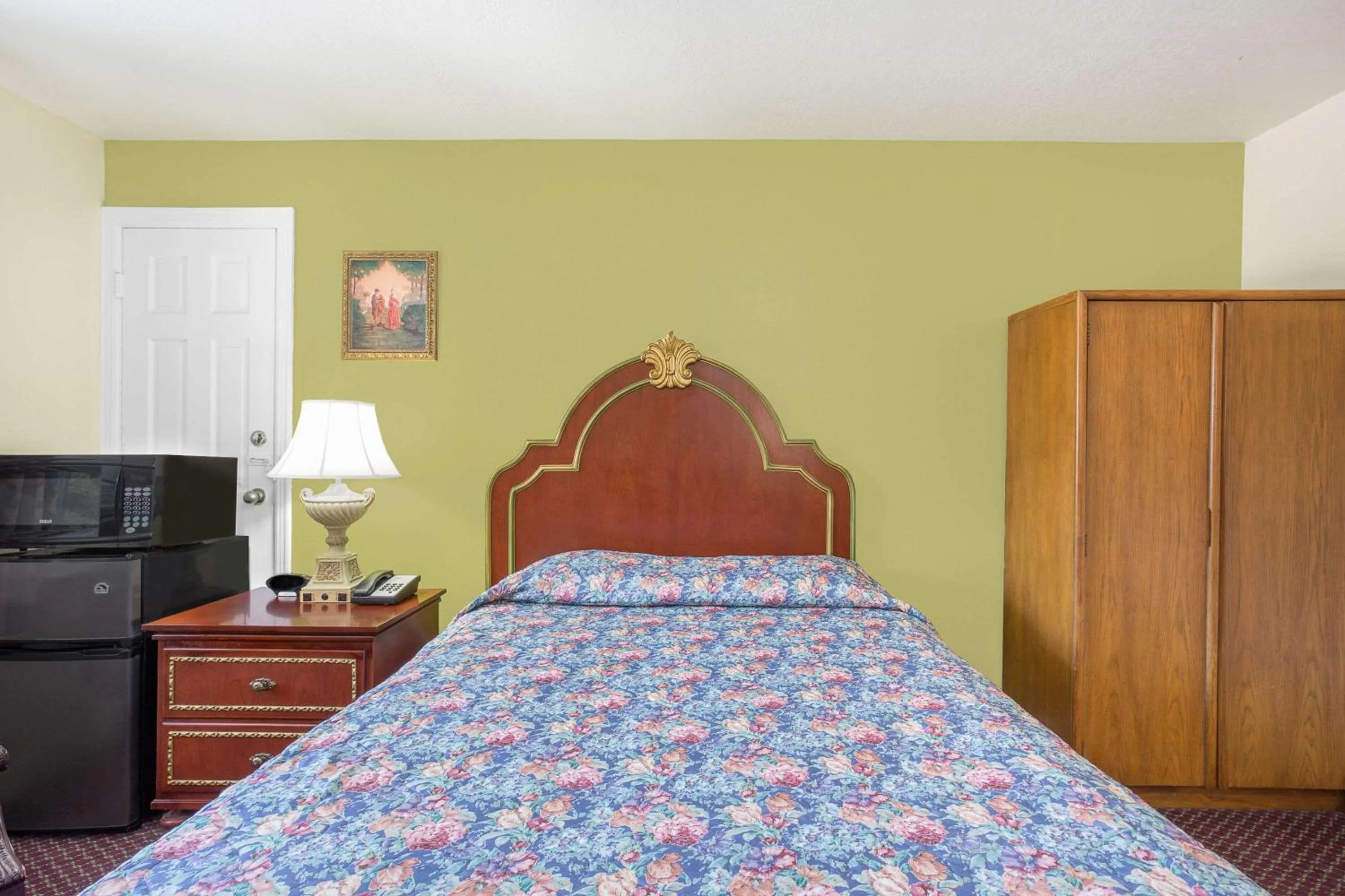 Photo of the whole room, Bed in Knights Inn Emporia