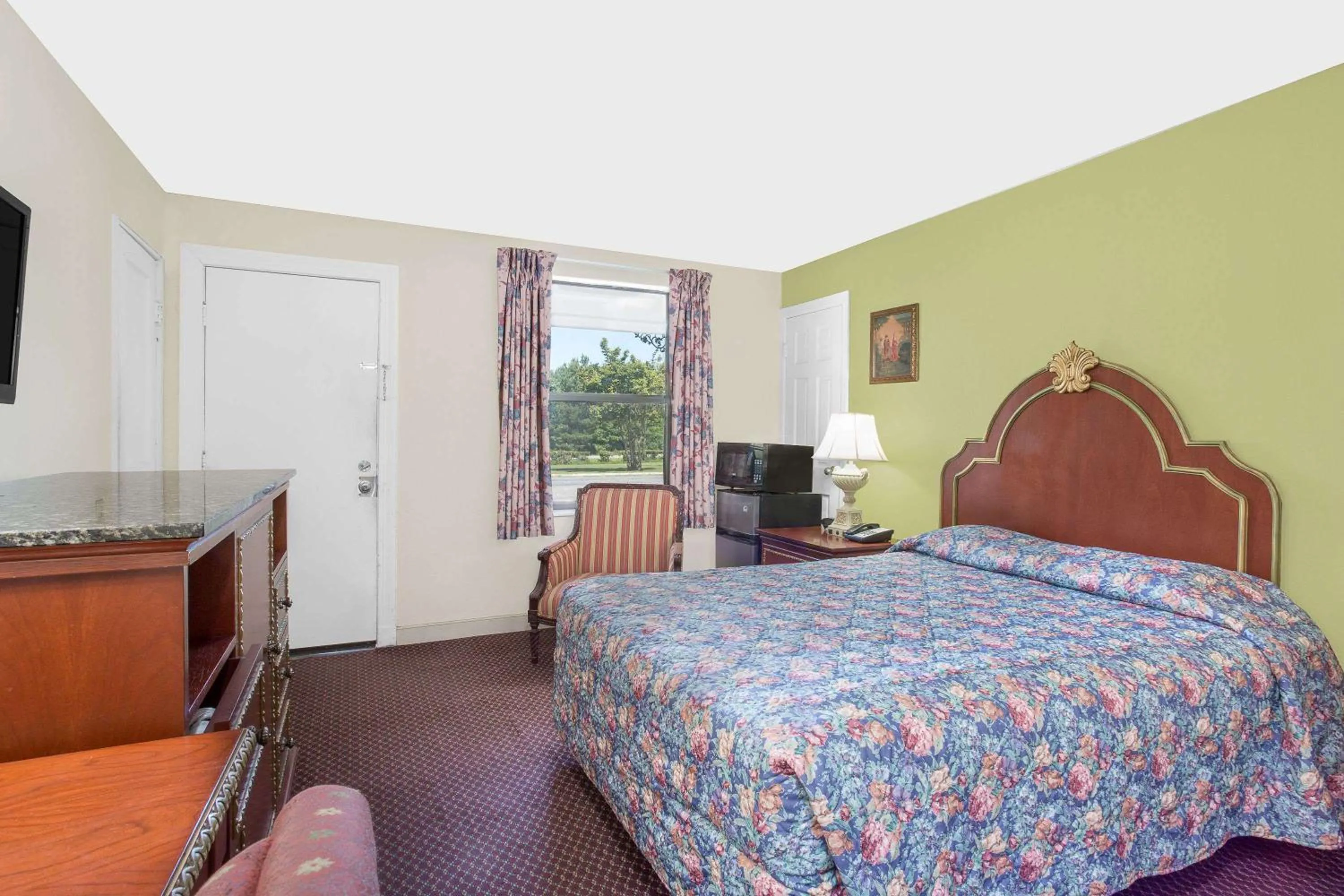 Photo of the whole room in Knights Inn Emporia