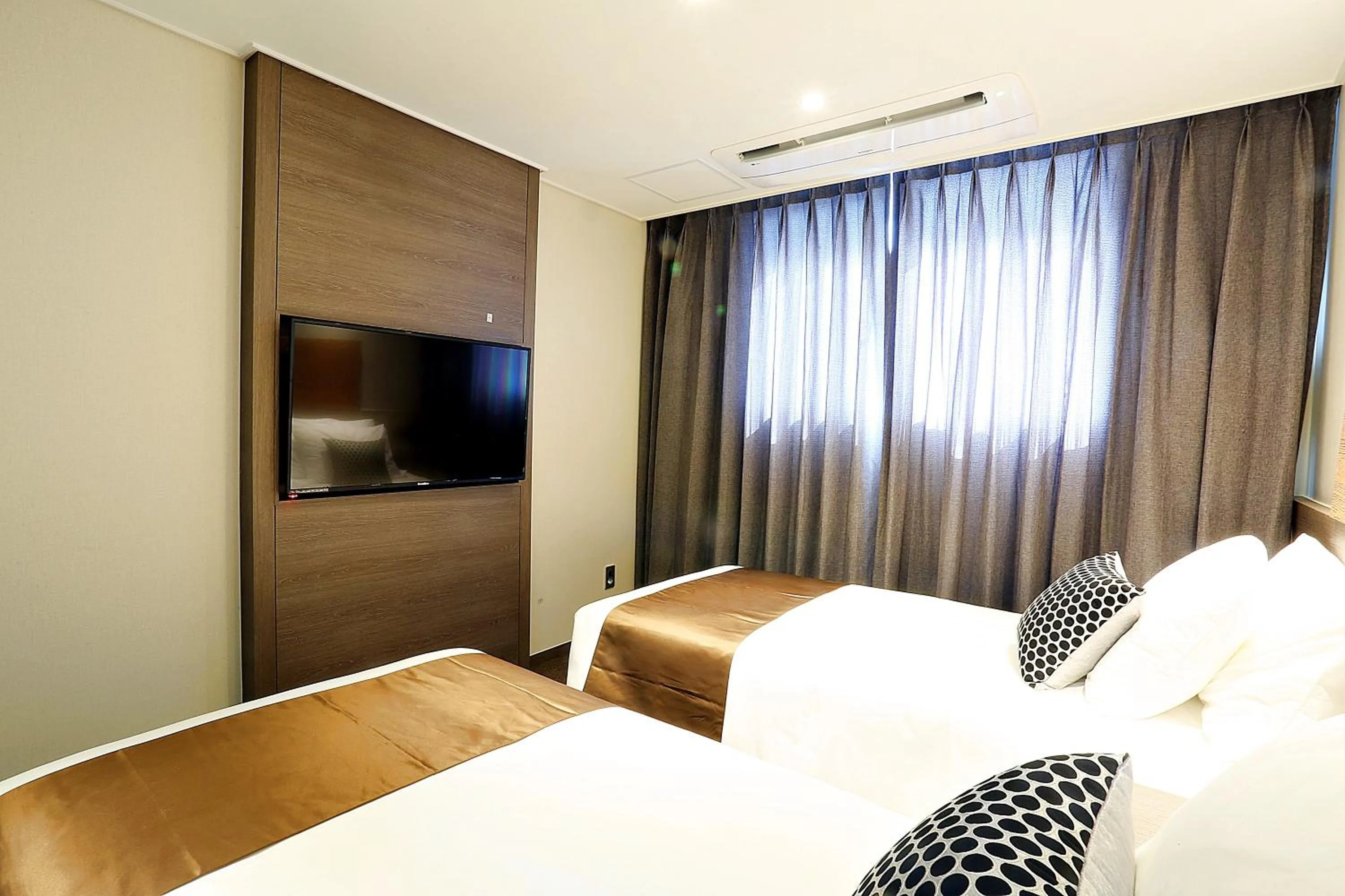 Photo of the whole room, Bed in Grandmillions Hotel Seogwipo