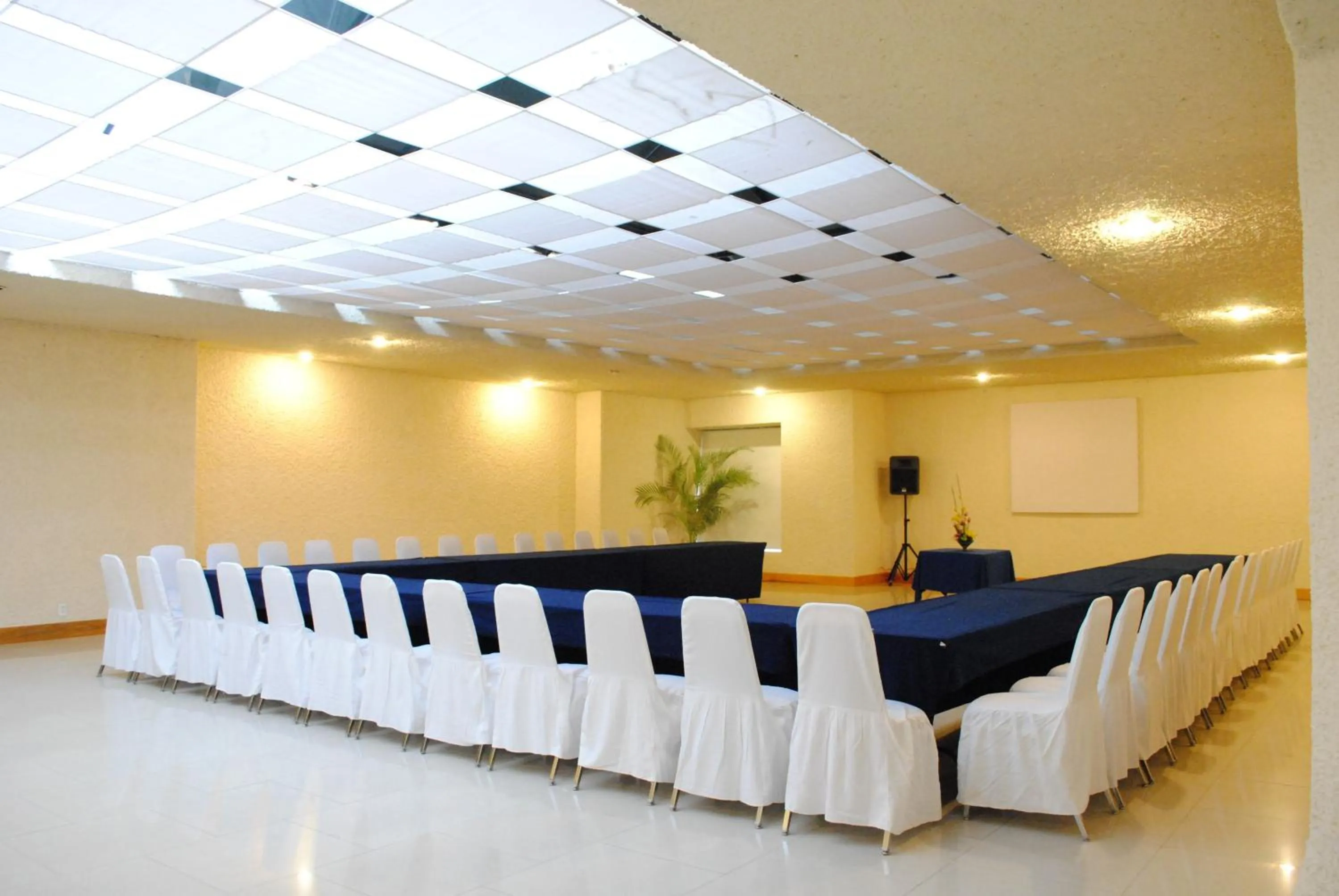 Business facilities in Cantalagua Inn