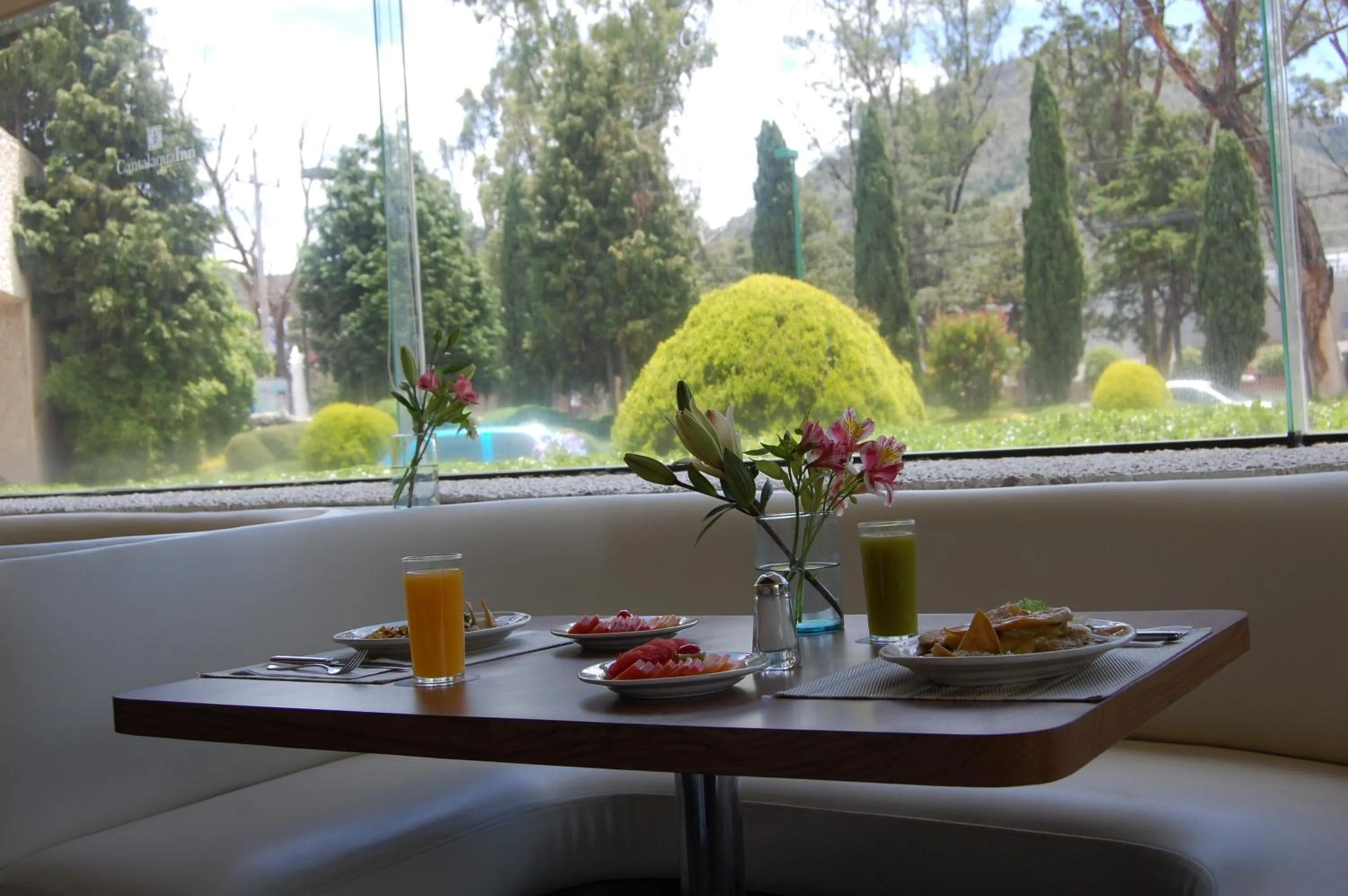 Breakfast in Cantalagua Inn