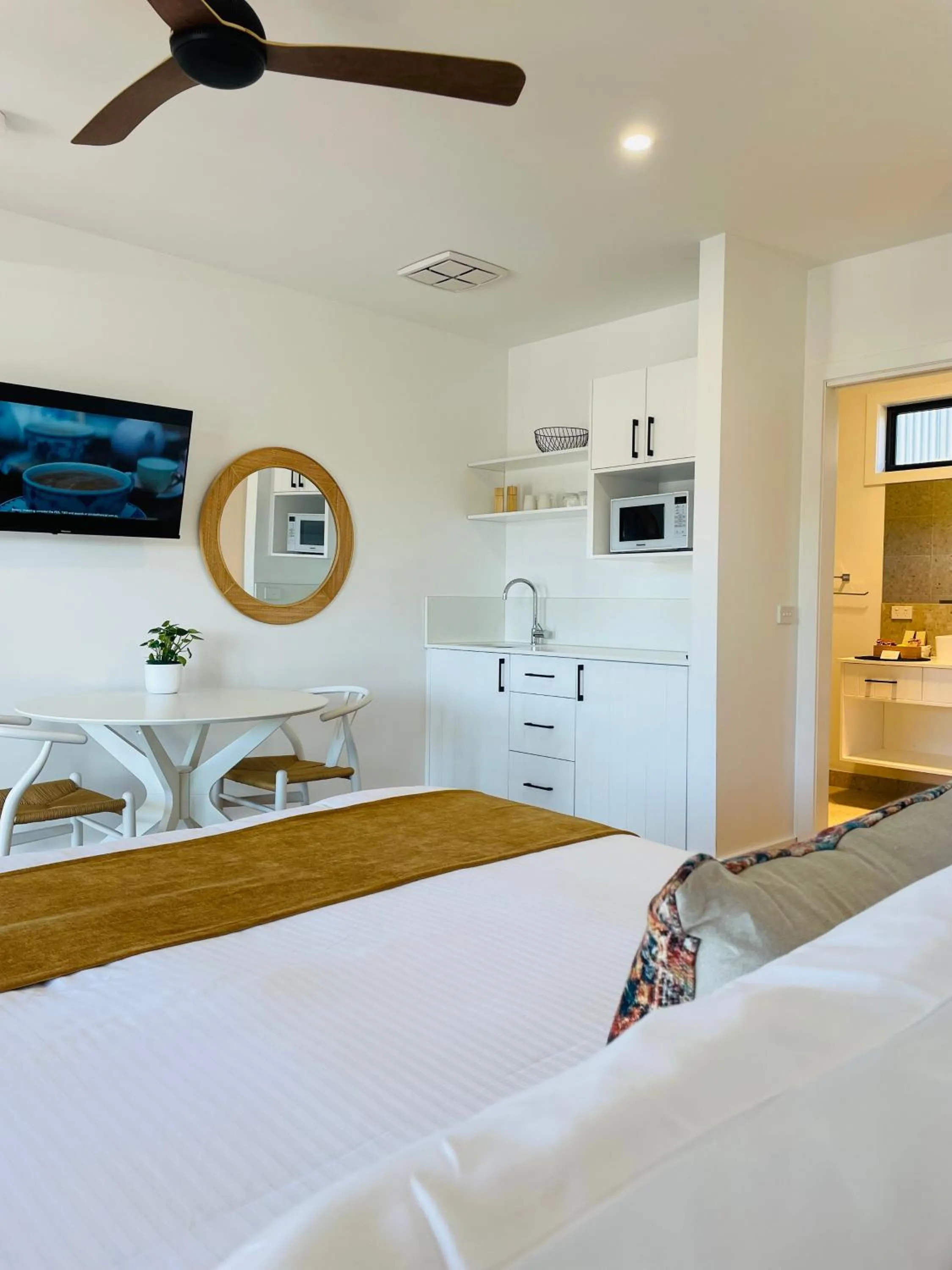 Kitchen or kitchenette, Bed in Fox on the Run - Motel Kilmore