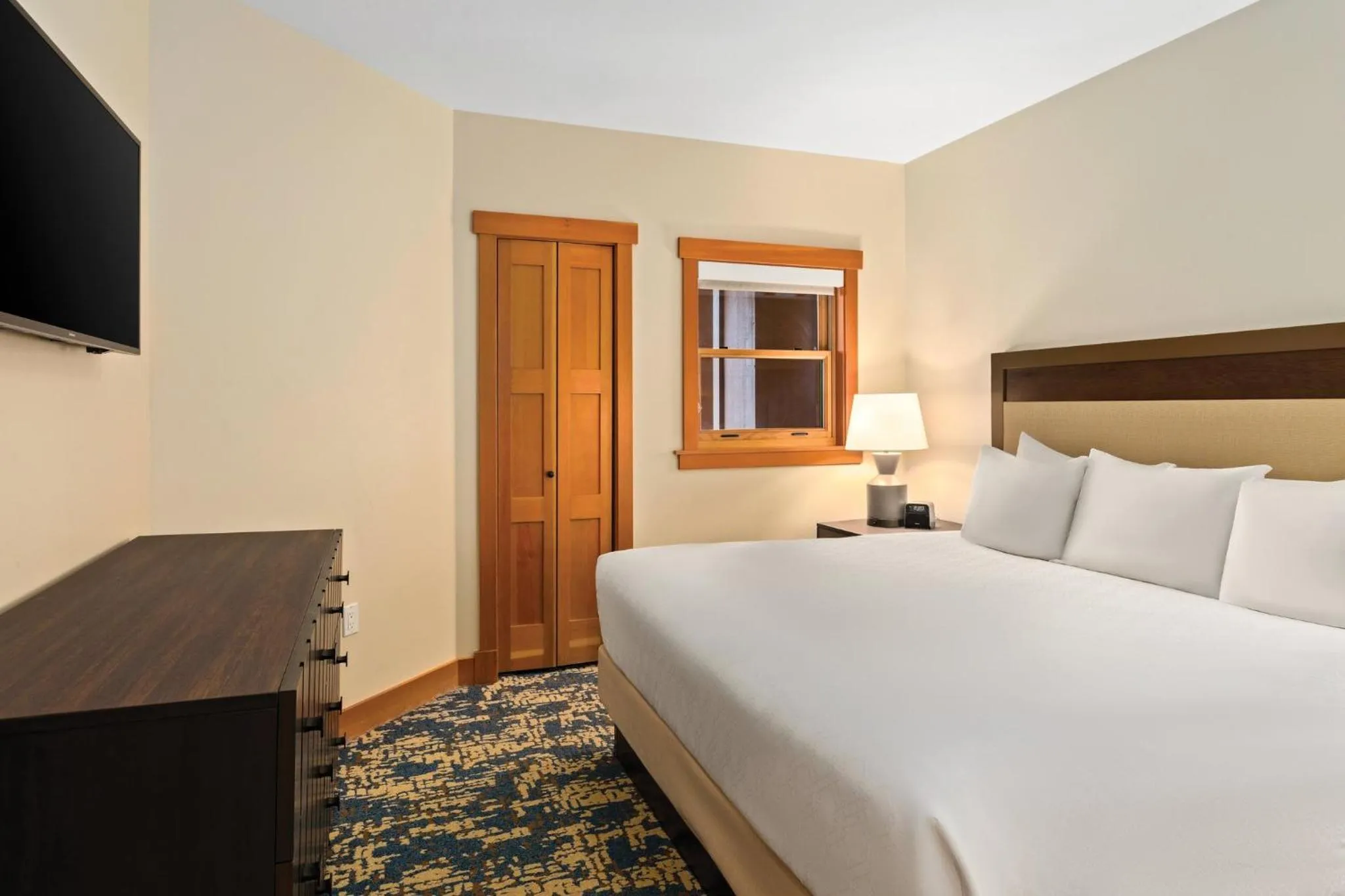 Bedroom, Bed in WorldMark Chelan - Lake House