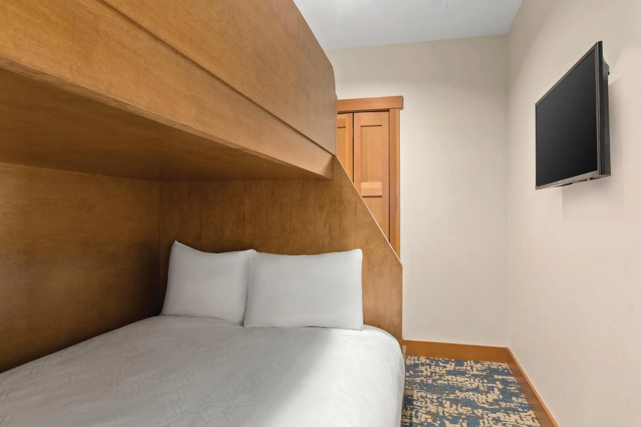 Bedroom, Bed in WorldMark Chelan - Lake House